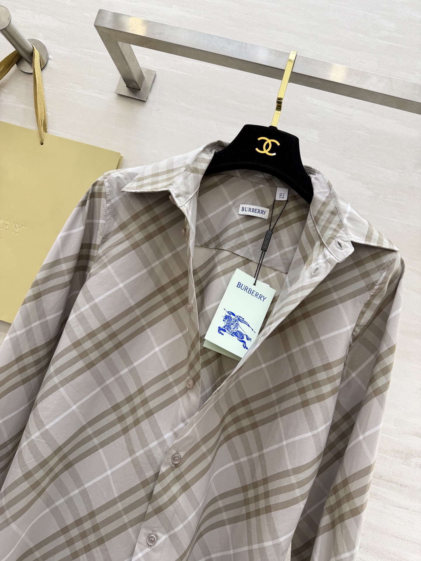 𝐁𝐮𝐫𝐛𝐞𝐫𝐫𝐲格纹衬衫｜人间种草机🌿Burberry格纹衬衫，真的是穿搭作弊器✔️不同配色+格纹 适配