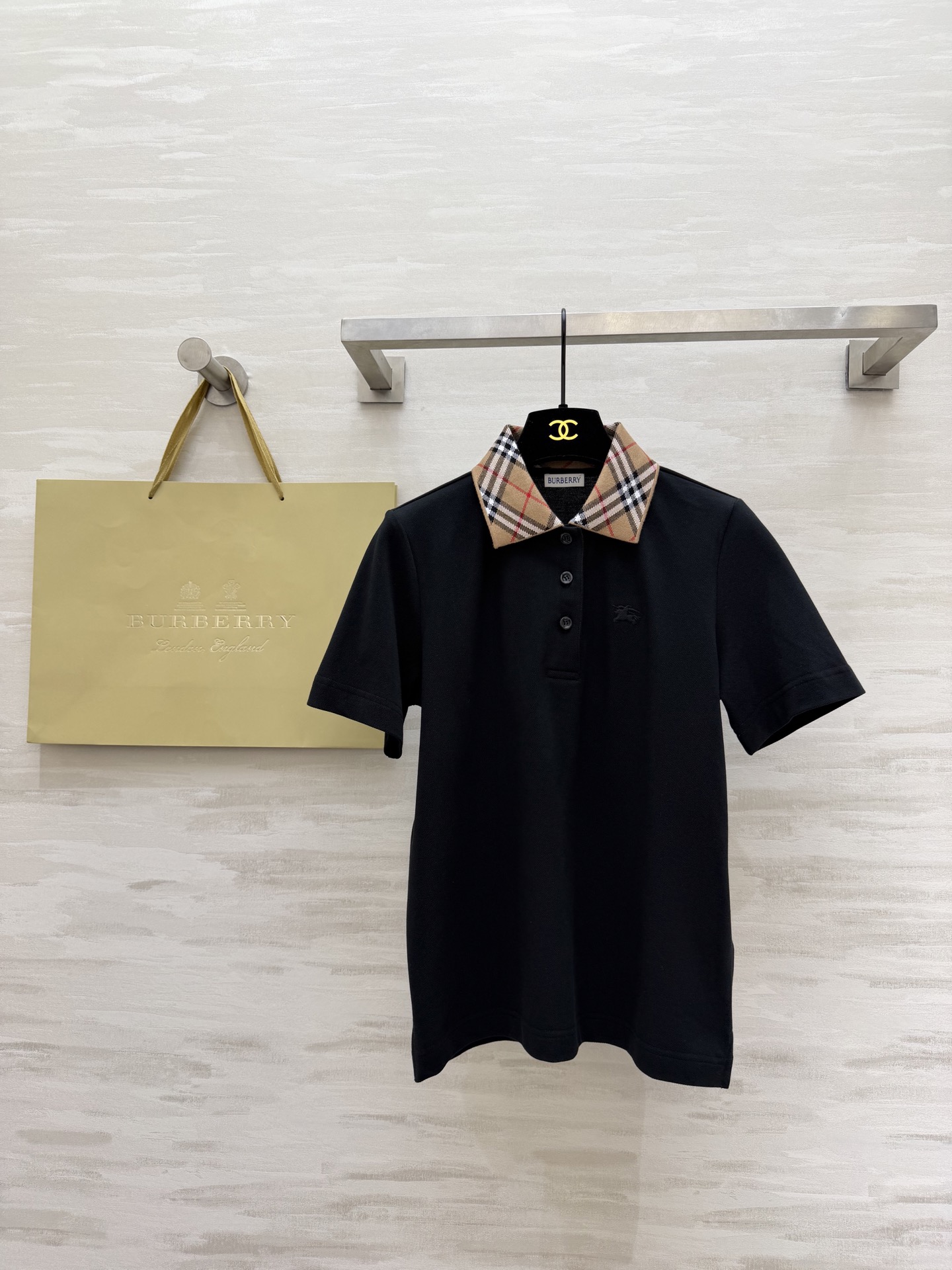 NO:736602,Burberr春夏新款 春天的第一件Polo衫,被问爆了！  There are three colors to choose from, covering your outfits throughout spring. The plaid collar really irritates me, and it brings out the British atmosphere!  High quality customization, available in stock first size S/M/L/XL/XXL (M size shoulder width 35, chest 92, length 57),, burberry,19860909Burberr春夏新款 春天的第一件Polo衫,被问爆了！ 三色可选,承包你整个春天的穿搭 格纹领太戳我了,英伦氛围感直接拉满！ 高品质定制 现货首发sizeS/M/L/XL/XXL（M码肩宽35,胸围92,衣长57）,,burberry,,Women's clothing