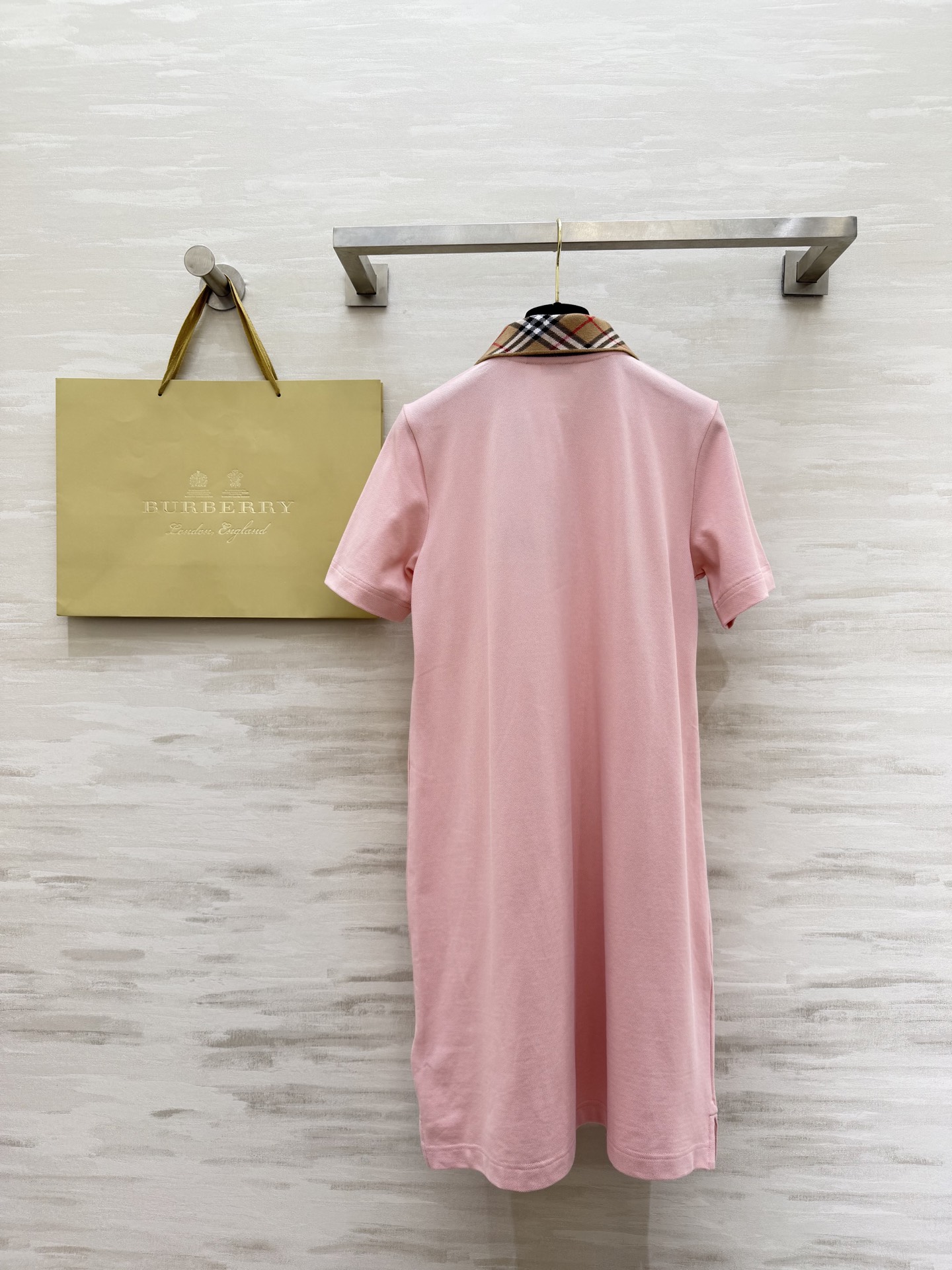 #Burberr♡²⁶春夏新款 翻领格纹polo短袖连衣裙 高品质 现货首发size：S/M/L/XL/