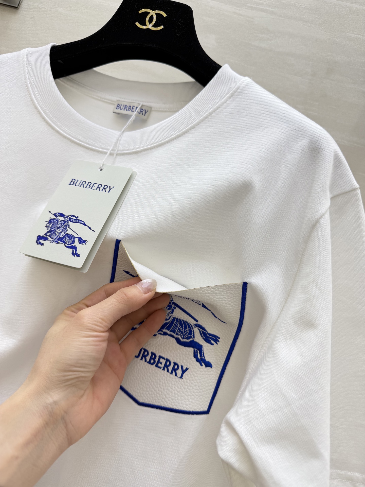 #Burberr♡²⁶春夏新款 男女同款 英伦风刚需T恤｜把骑士徽章穿在身上 经典的骑士徽章刺绣口袋 低