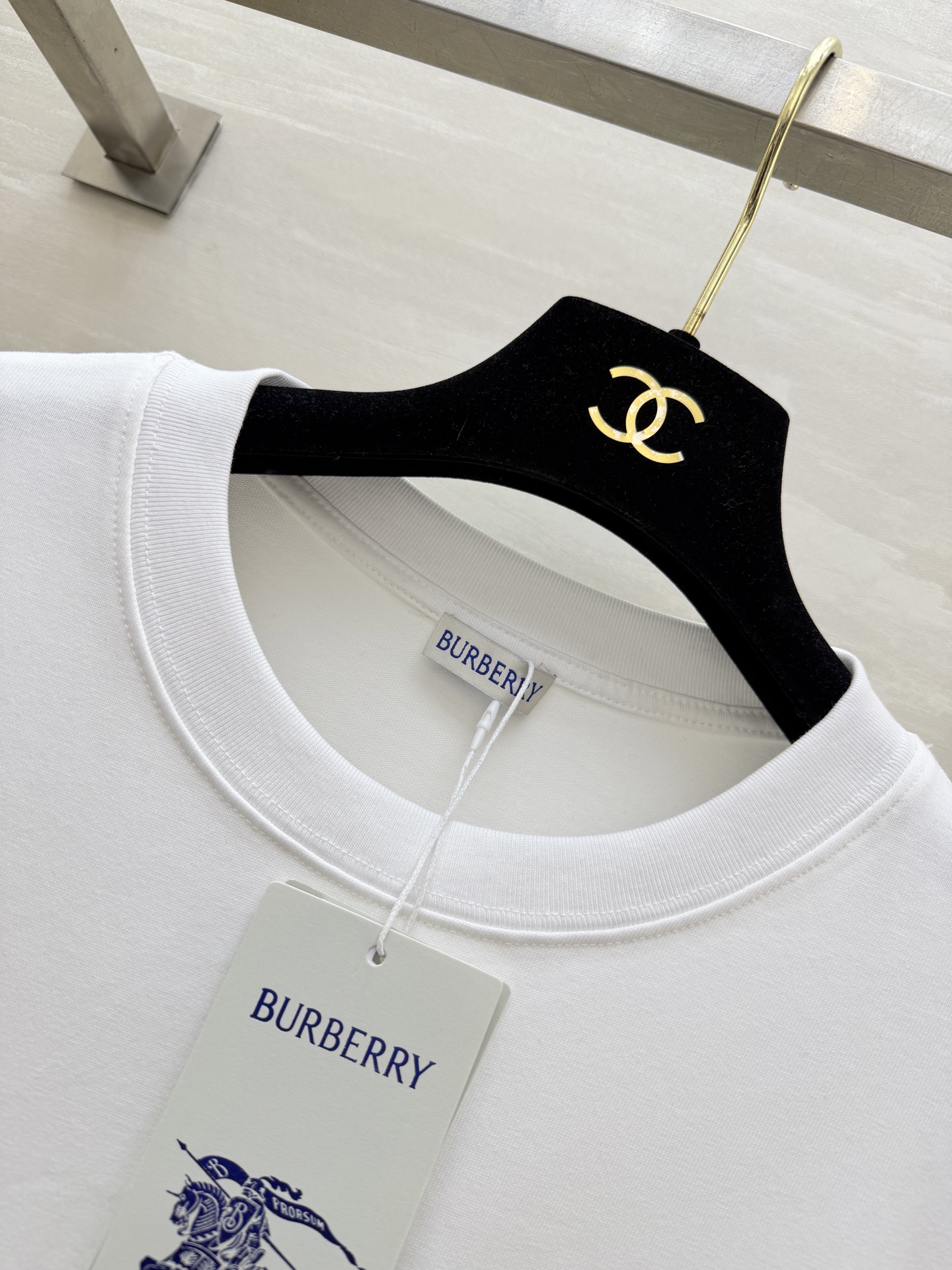 #Burberr♡²⁶春夏新款 男女同款 英伦风刚需T恤｜把骑士徽章穿在身上 经典的骑士徽章刺绣口袋 低