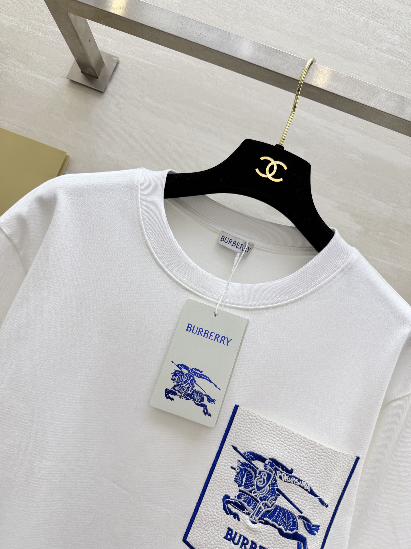 #Burberr♡²⁶春夏新款 男女同款 英伦风刚需T恤｜把骑士徽章穿在身上 经典的骑士徽章刺绣口袋 低