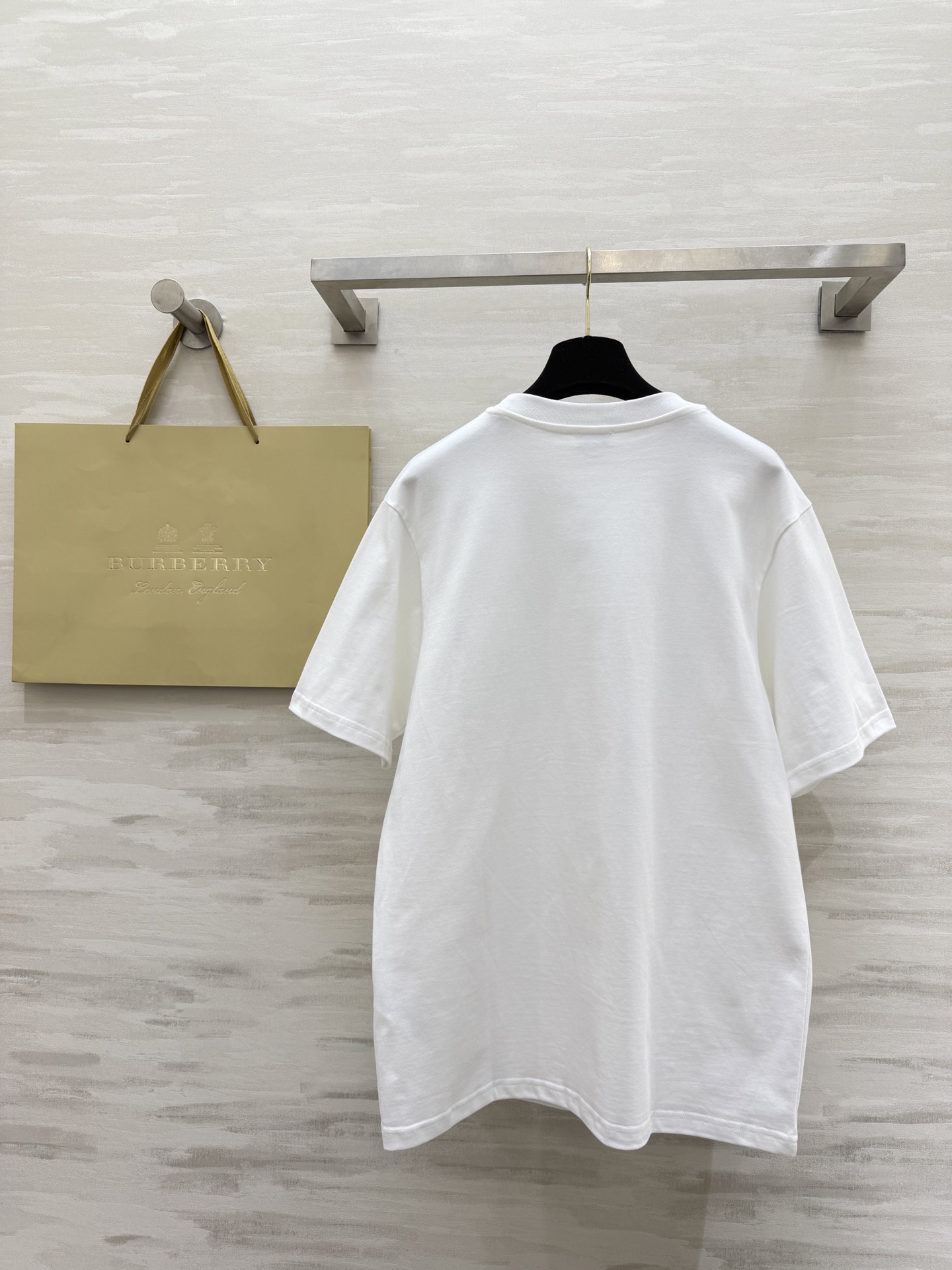 #Burberr♡²⁶春夏新款 男女同款 英伦风刚需T恤｜把骑士徽章穿在身上 经典的骑士徽章刺绣口袋 低