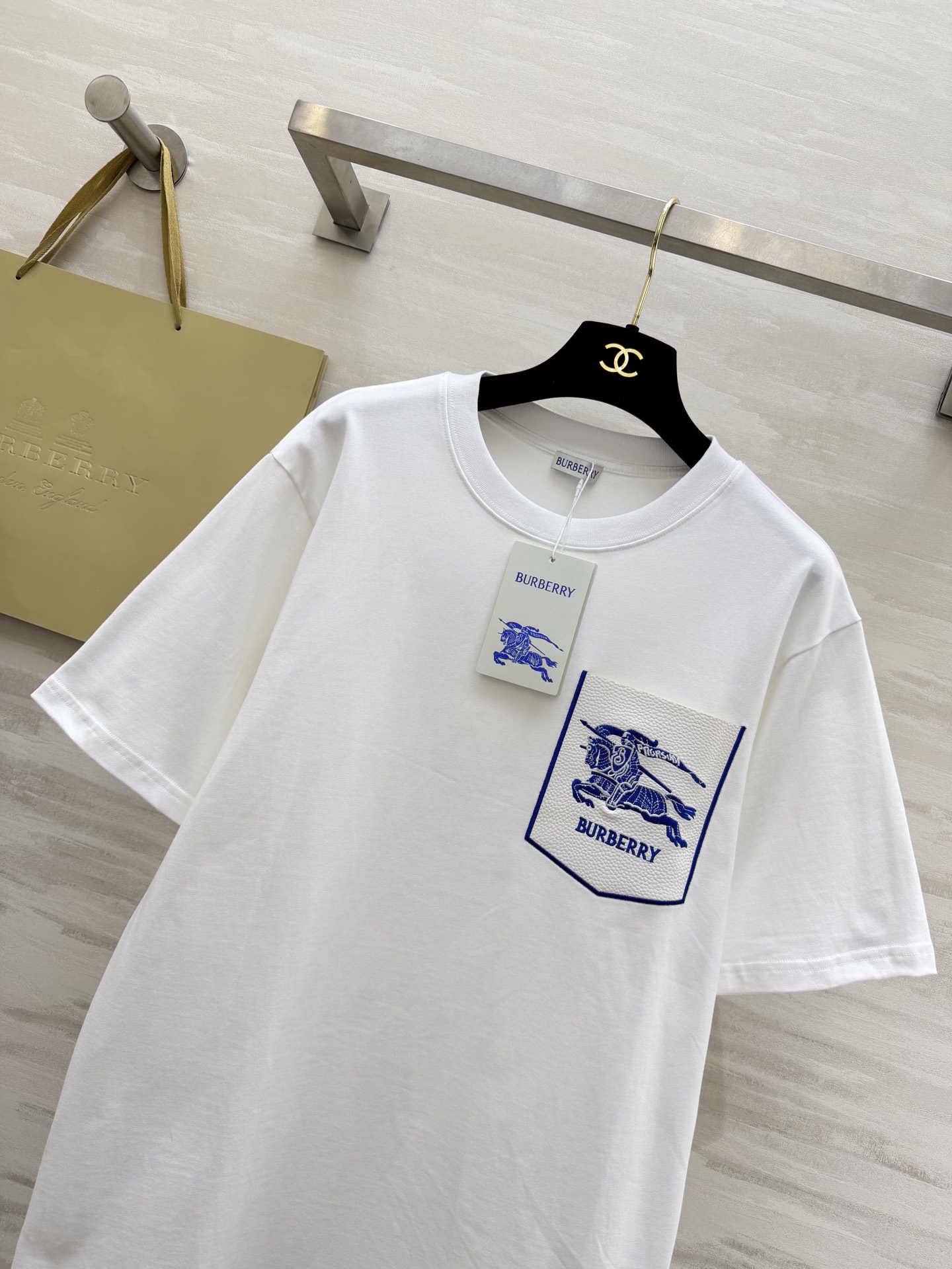 #Burberr♡²⁶春夏新款 男女同款 英伦风刚需T恤｜把骑士徽章穿在身上 经典的骑士徽章刺绣口袋 低