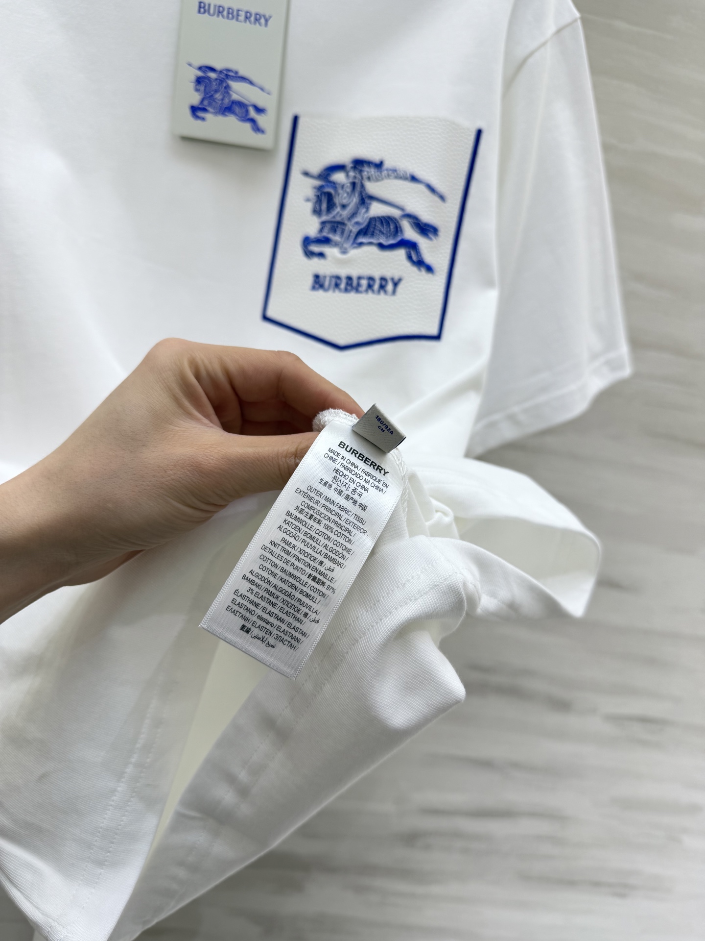 #Burberr♡²⁶春夏新款 男女同款 英伦风刚需T恤｜把骑士徽章穿在身上 经典的骑士徽章刺绣口袋 低