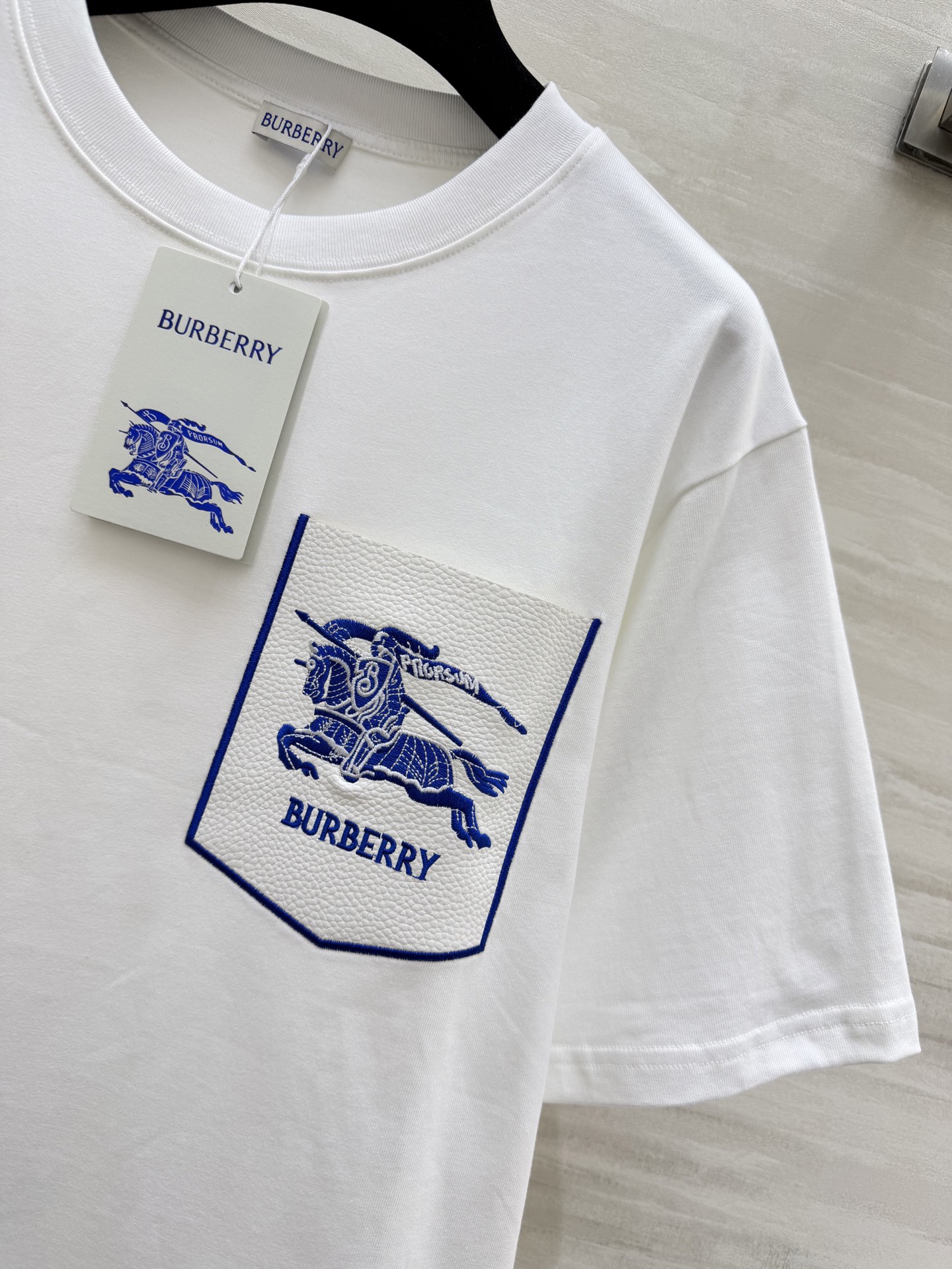 #Burberr♡²⁶春夏新款 男女同款 英伦风刚需T恤｜把骑士徽章穿在身上 经典的骑士徽章刺绣口袋 低
