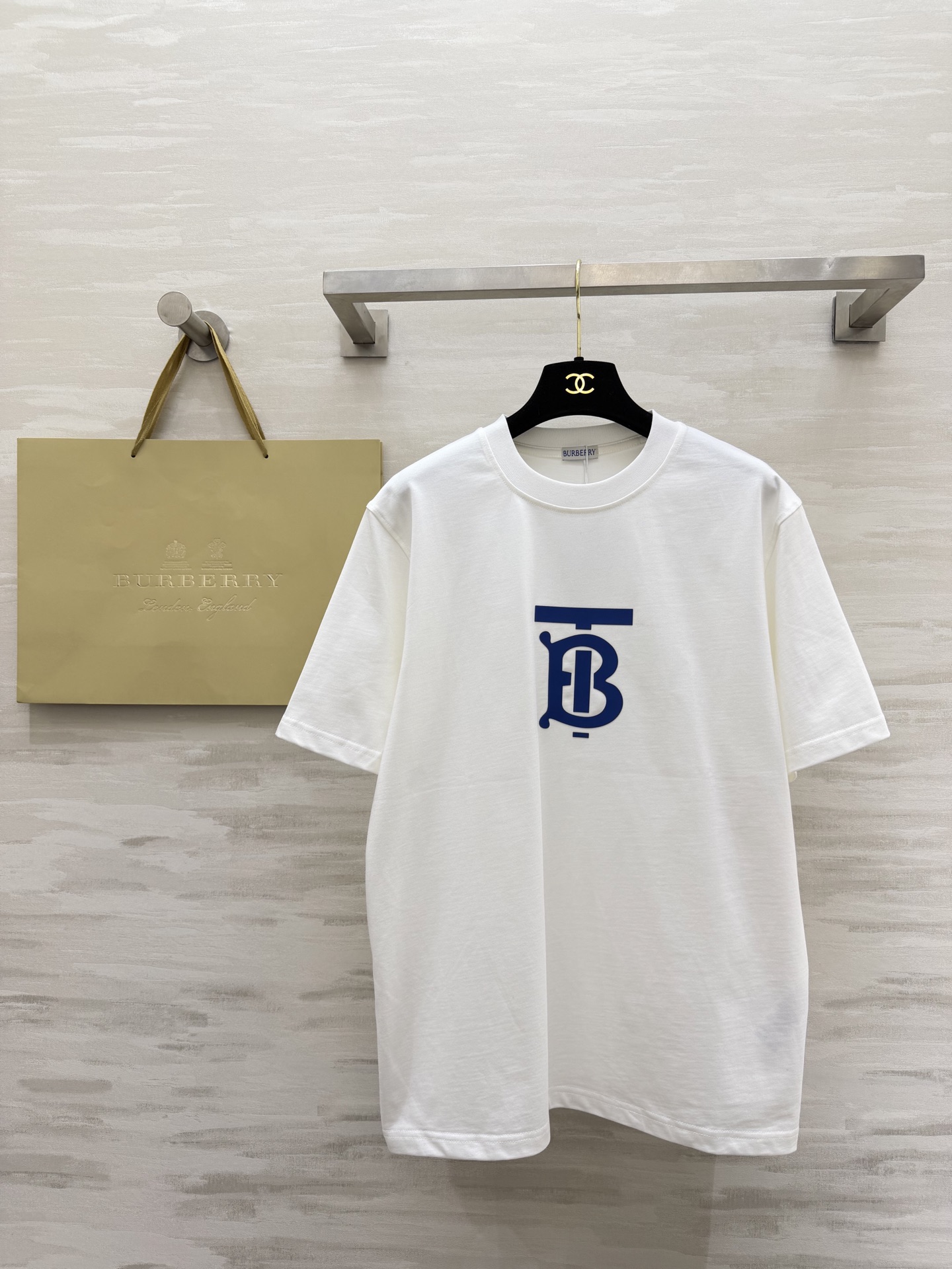 NO:736614,#Burberr spring and summer new style, same style for men and women, British style T-shirt | Wear the badge on your body. Classic badge embellishment, low-key and high-end British logo. Loose fit to suit all kinds of body types. Pure cotton fabric is breathable and skin-friendly. Great for layering or wearing alone in spring and summer!  High-quality customization, available in stock, sizexs/S/M/L (xs shoulder width; 45, bust 108, length 70), burberry, tees, t-shirt,19860909#Burberr春夏新款 男女同款 英伦风刚需T恤｜把徽章穿在身上 经典的徽章点缀 低调又高级的英伦标识 宽松版型适配各种身材 纯棉面料透气亲肤 春夏叠穿或单穿都很出彩！高品质定制 现货首发sizexs/S/M/L（xs肩宽；45,胸围108,衣长70）,,burberry,tees，t-shirt,,Women's clothing