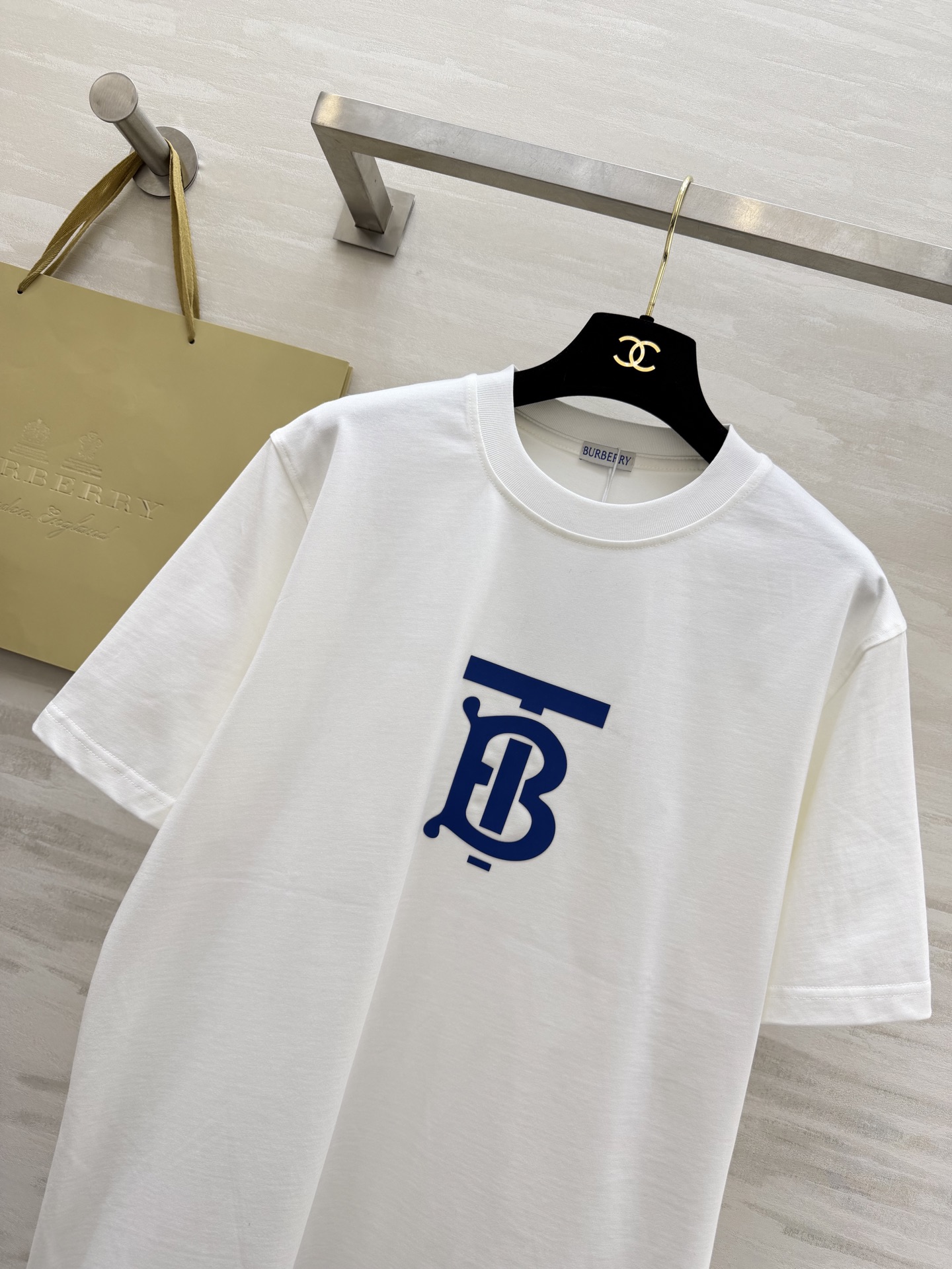 #Burberr♡²⁶春夏新款 男女同款 英伦风刚需T恤｜把徽章穿在身上 经典的徽章点缀 低调又高级的英