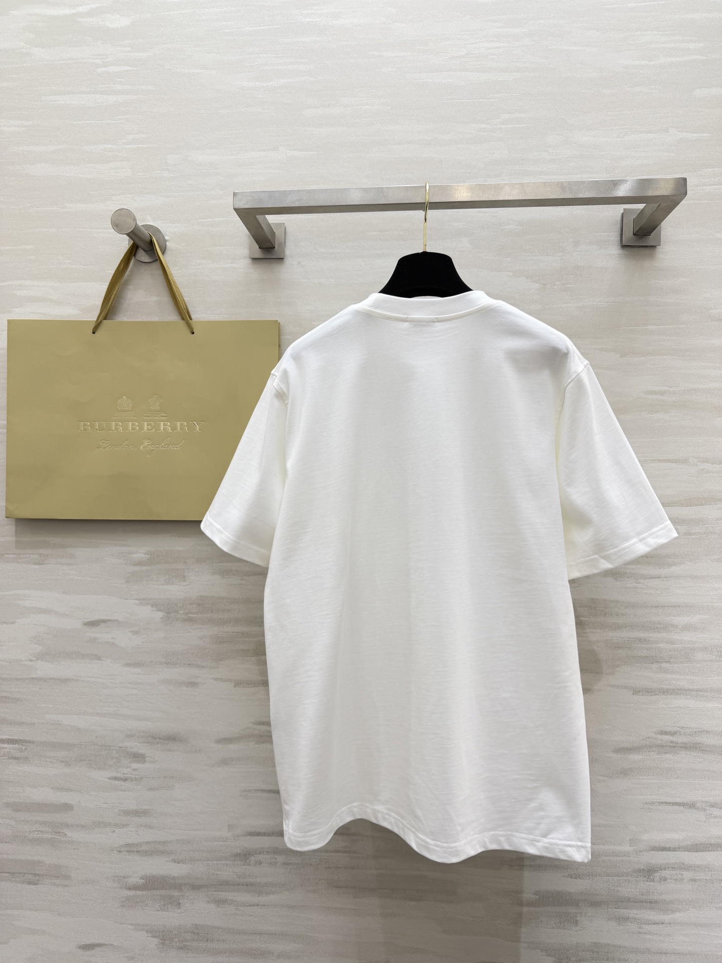 #Burberr♡²⁶春夏新款 男女同款 英伦风刚需T恤｜把徽章穿在身上 经典的徽章点缀 低调又高级的英