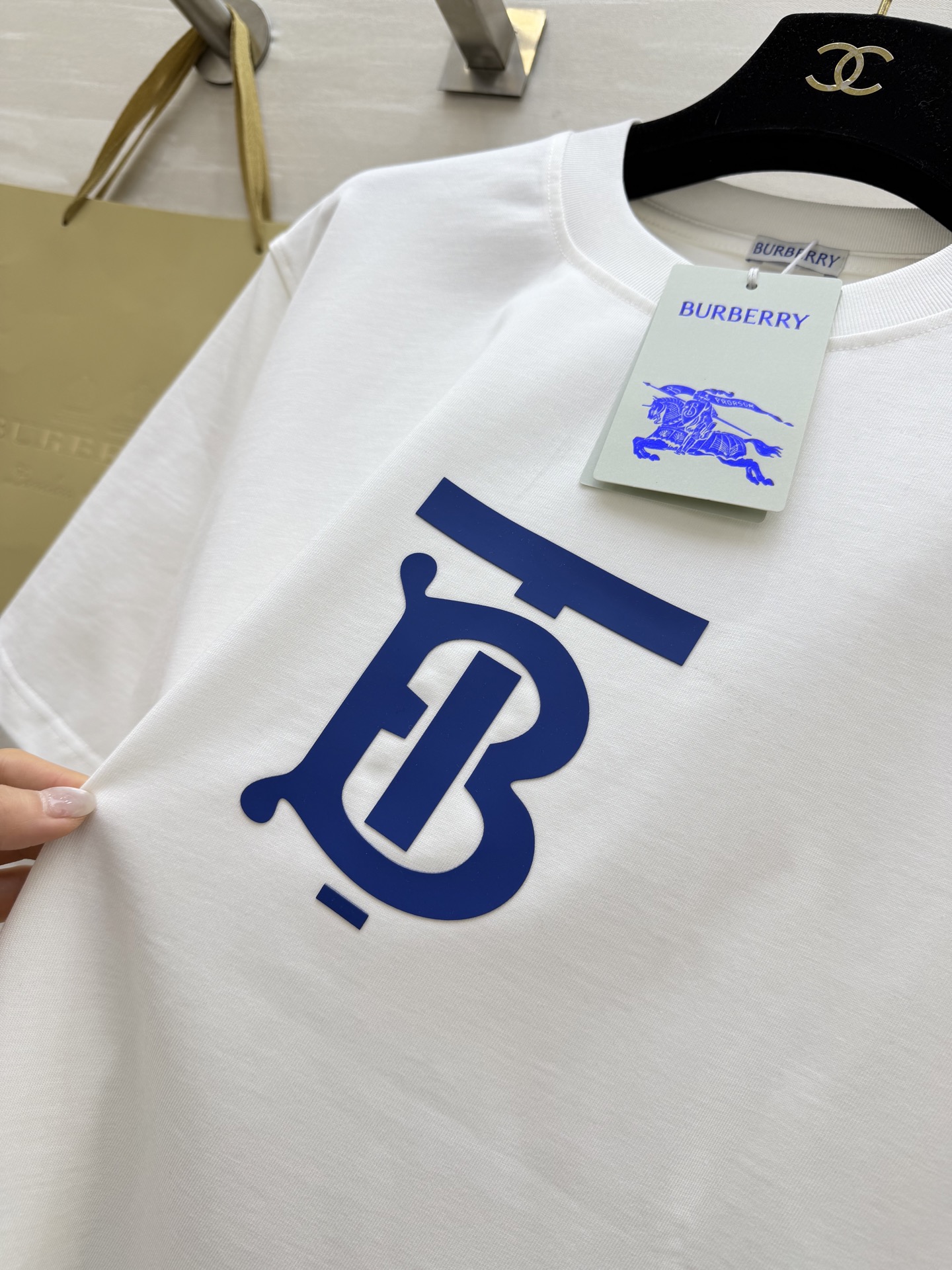 #Burberr♡²⁶春夏新款 男女同款 英伦风刚需T恤｜把徽章穿在身上 经典的徽章点缀 低调又高级的英