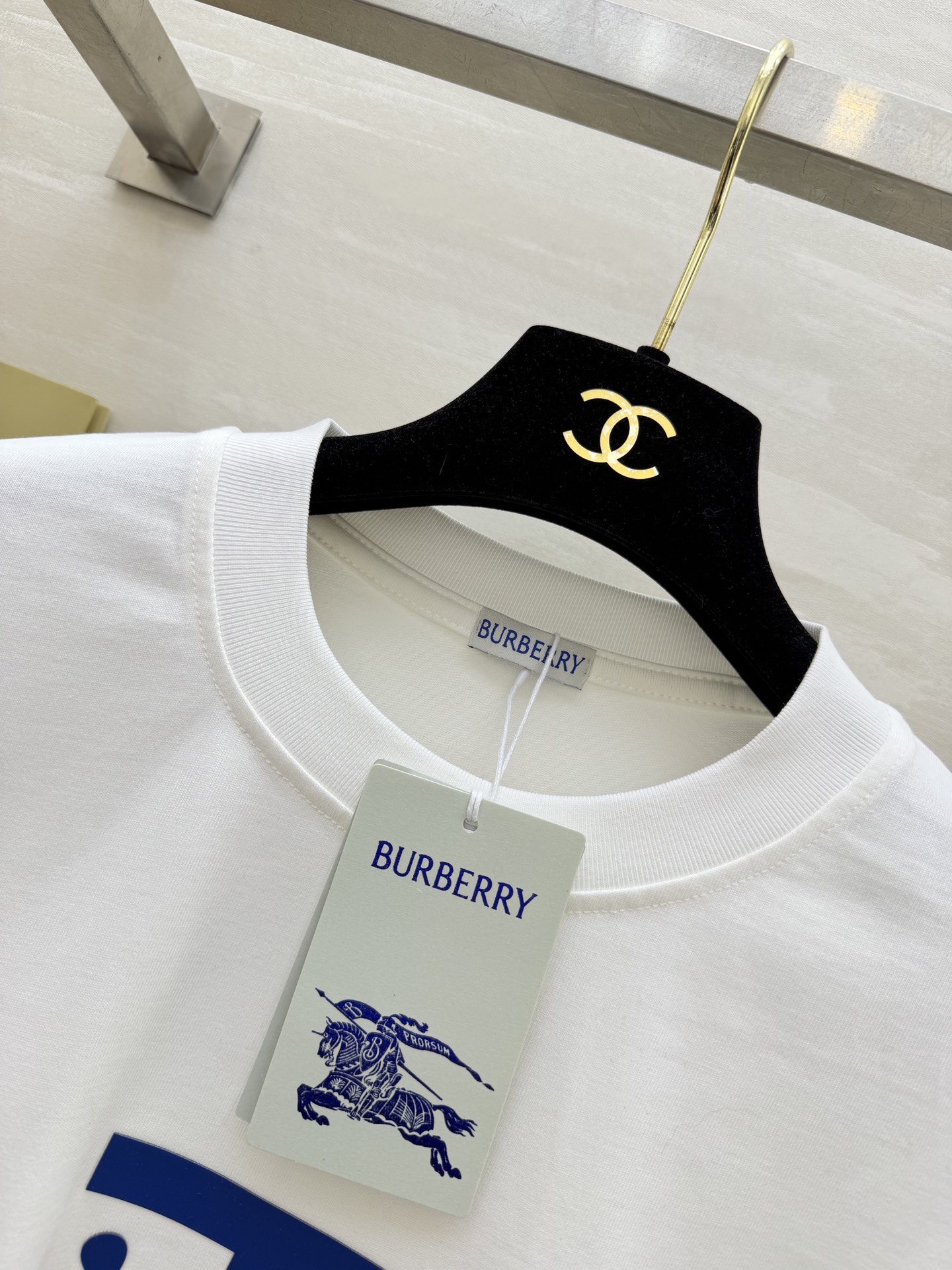 #Burberr♡²⁶春夏新款 男女同款 英伦风刚需T恤｜把徽章穿在身上 经典的徽章点缀 低调又高级的英