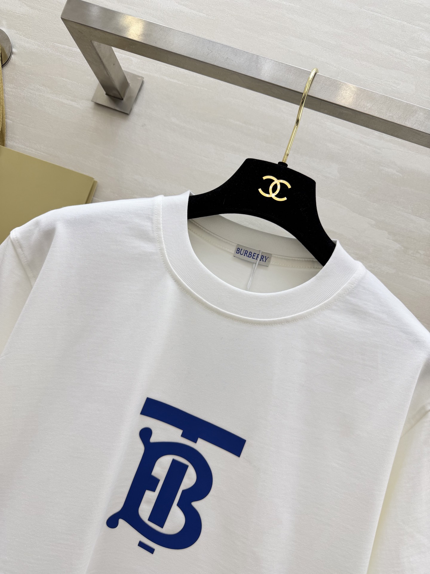 #Burberr♡²⁶春夏新款 男女同款 英伦风刚需T恤｜把徽章穿在身上 经典的徽章点缀 低调又高级的英