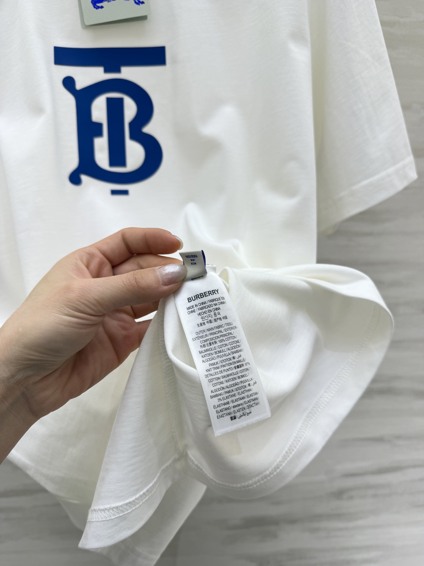 #Burberr♡²⁶春夏新款 男女同款 英伦风刚需T恤｜把徽章穿在身上 经典的徽章点缀 低调又高级的英