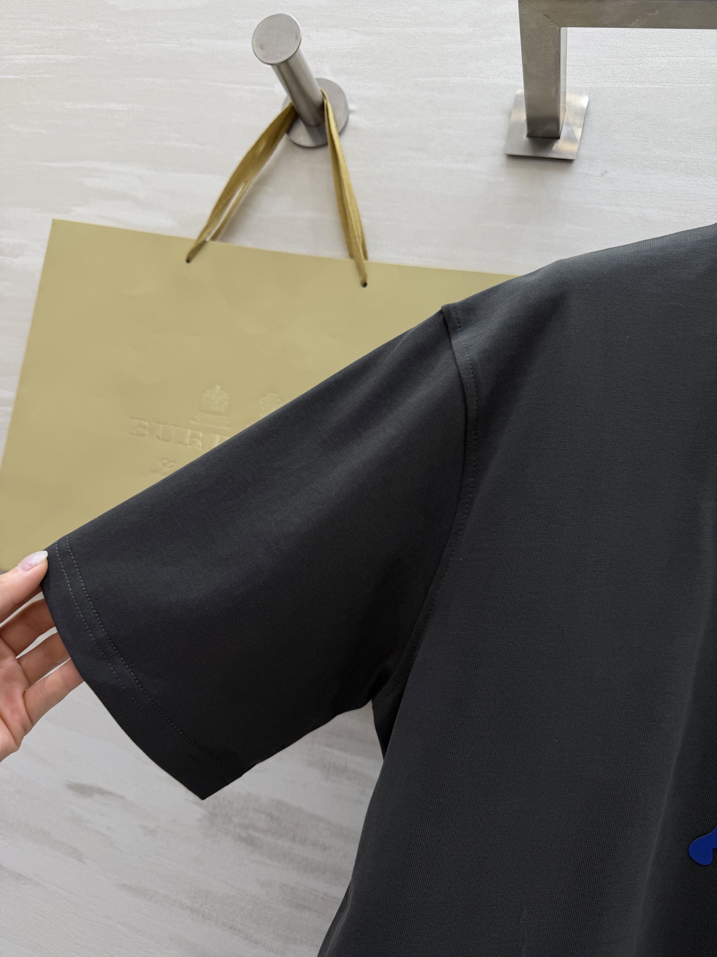 #Burberr♡²⁶春夏新款 男女同款 英伦风刚需T恤｜把徽章穿在身上 经典的徽章点缀 低调又高级的英