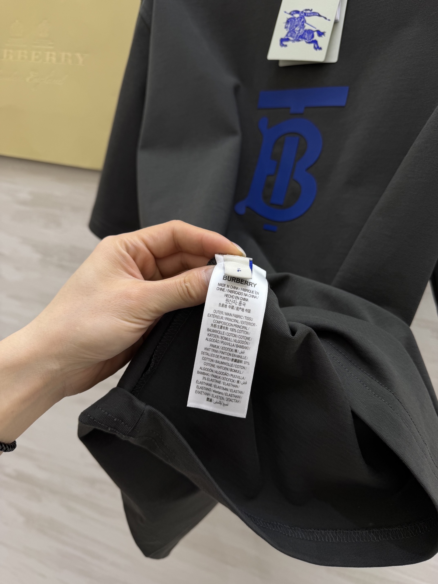 #Burberr♡²⁶春夏新款 男女同款 英伦风刚需T恤｜把徽章穿在身上 经典的徽章点缀 低调又高级的英