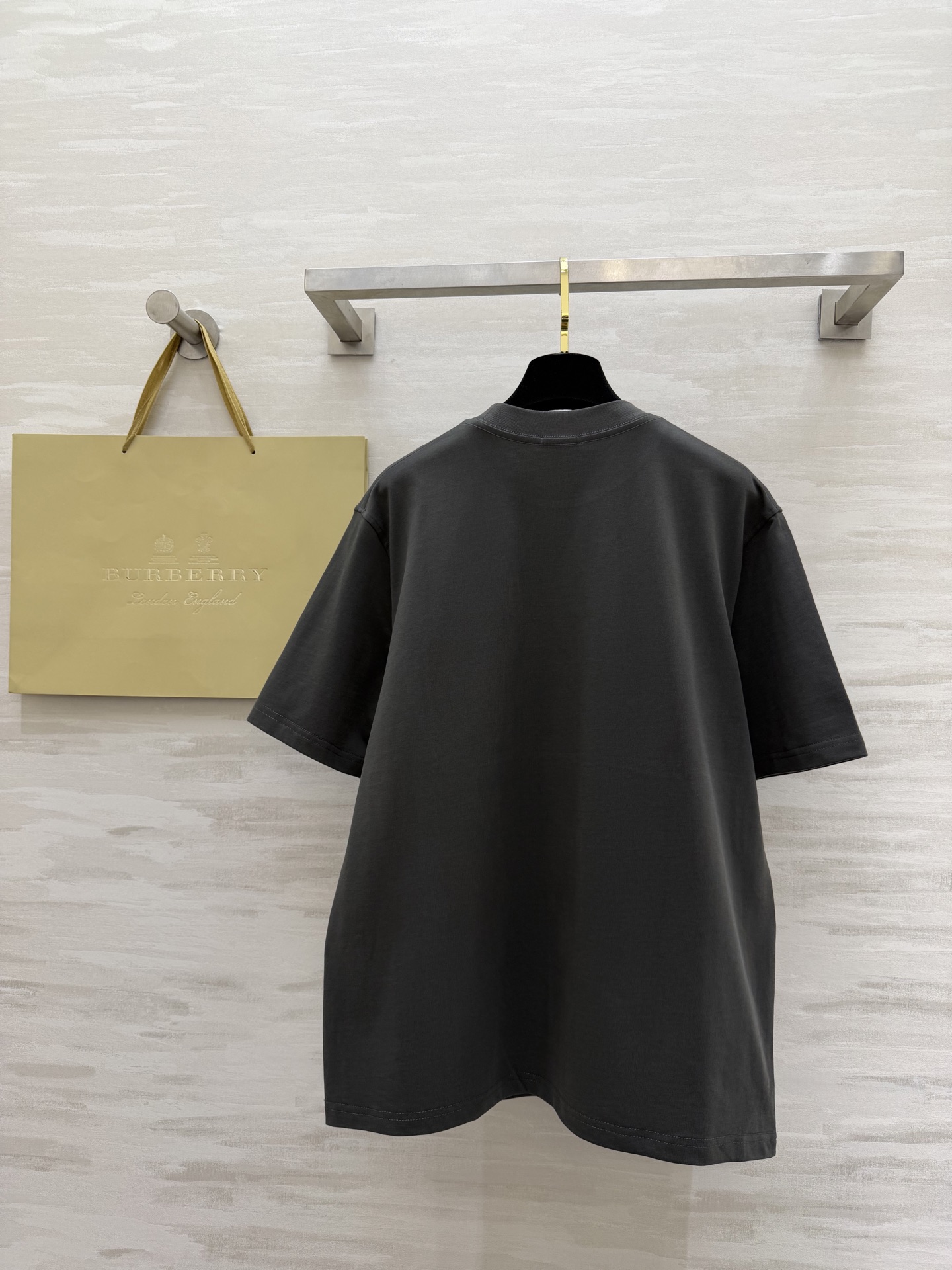 #Burberr♡²⁶春夏新款 男女同款 英伦风刚需T恤｜把徽章穿在身上 经典的徽章点缀 低调又高级的英