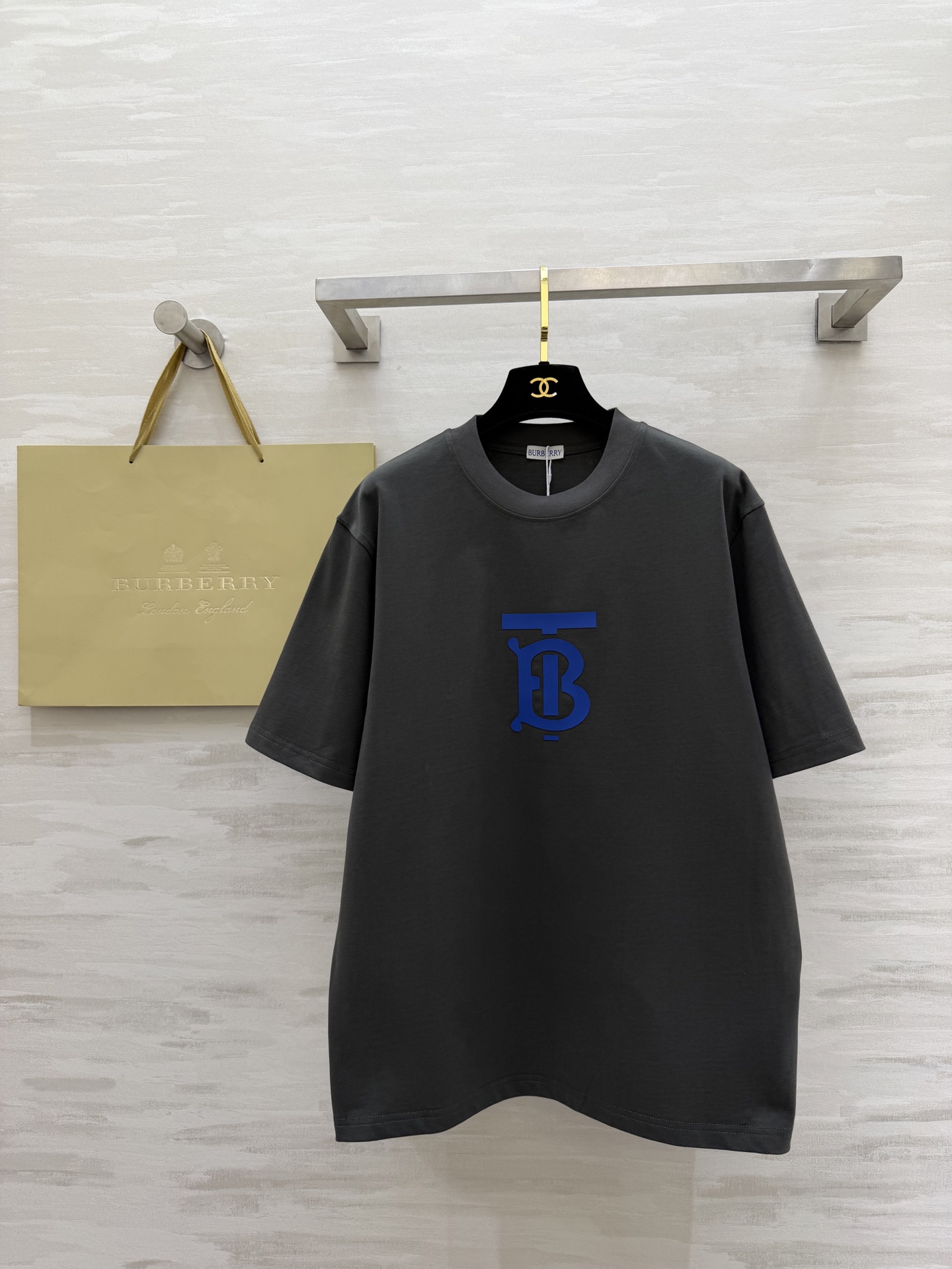 NO:736625,#Burberr spring and summer new style, same style for men and women, British style T-shirt | Wear the badge on your body. Classic badge embellishment, low-key and high-end British logo. Loose fit to suit all kinds of body types. Pure cotton fabric is breathable and skin-friendly. Great for layering or wearing alone in spring and summer!  High-quality customization, available in stock, sizexs/S/M/L (xs shoulder width; 45, bust 108, length 70), burberry, tees, t-shirt,19860909#Burberr春夏新款 男女同款 英伦风刚需T恤｜把徽章穿在身上 经典的徽章点缀 低调又高级的英伦标识 宽松版型适配各种身材 纯棉面料透气亲肤 春夏叠穿或单穿都很出彩！高品质定制 现货首发sizexs/S/M/L（xs肩宽；45,胸围108,衣长70）,,burberry,tees，t-shirt,,Women's clothing