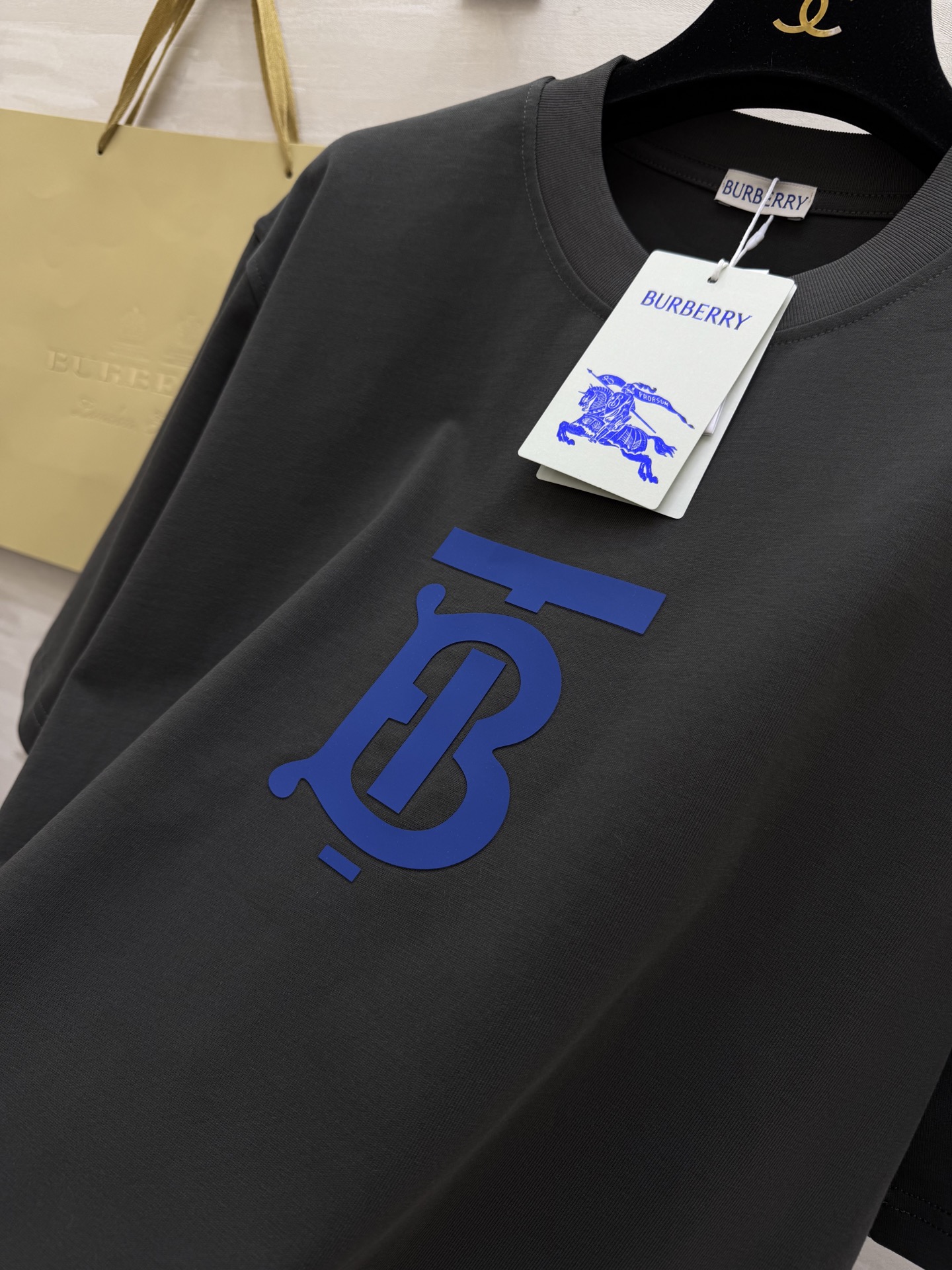 #Burberr♡²⁶春夏新款 男女同款 英伦风刚需T恤｜把徽章穿在身上 经典的徽章点缀 低调又高级的英