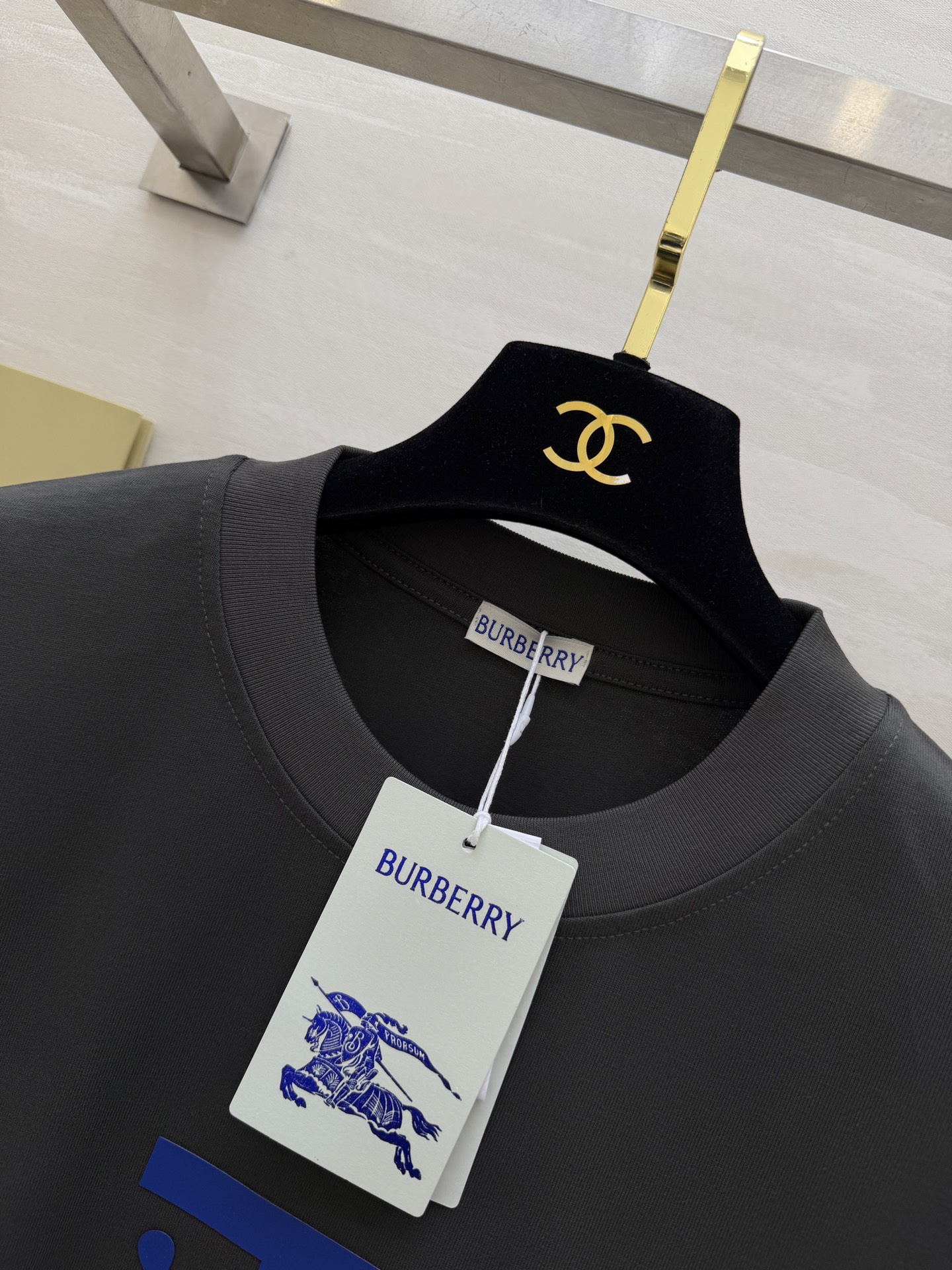 #Burberr♡²⁶春夏新款 男女同款 英伦风刚需T恤｜把徽章穿在身上 经典的徽章点缀 低调又高级的英