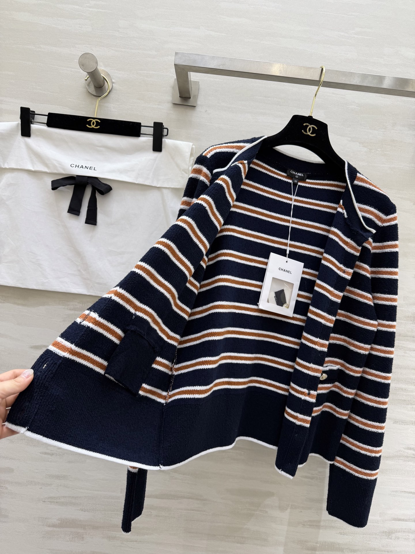 #Chane♡²⁶C早春度假系列条纹针织开衫 白色底配棕黑横条 学院风满满！针织面料柔软亲肤 宽松版型超