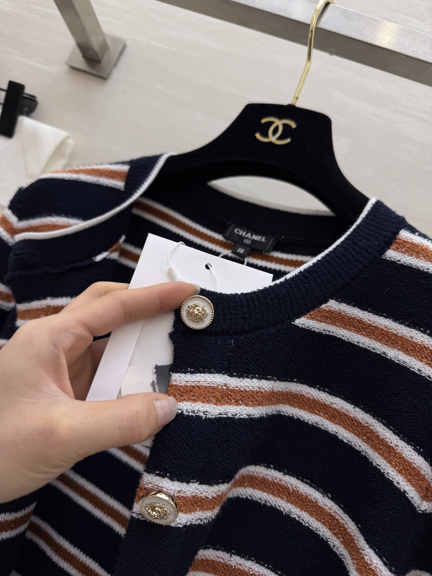 #Chane♡²⁶C早春度假系列条纹针织开衫 白色底配棕黑横条 学院风满满！针织面料柔软亲肤 宽松版型超