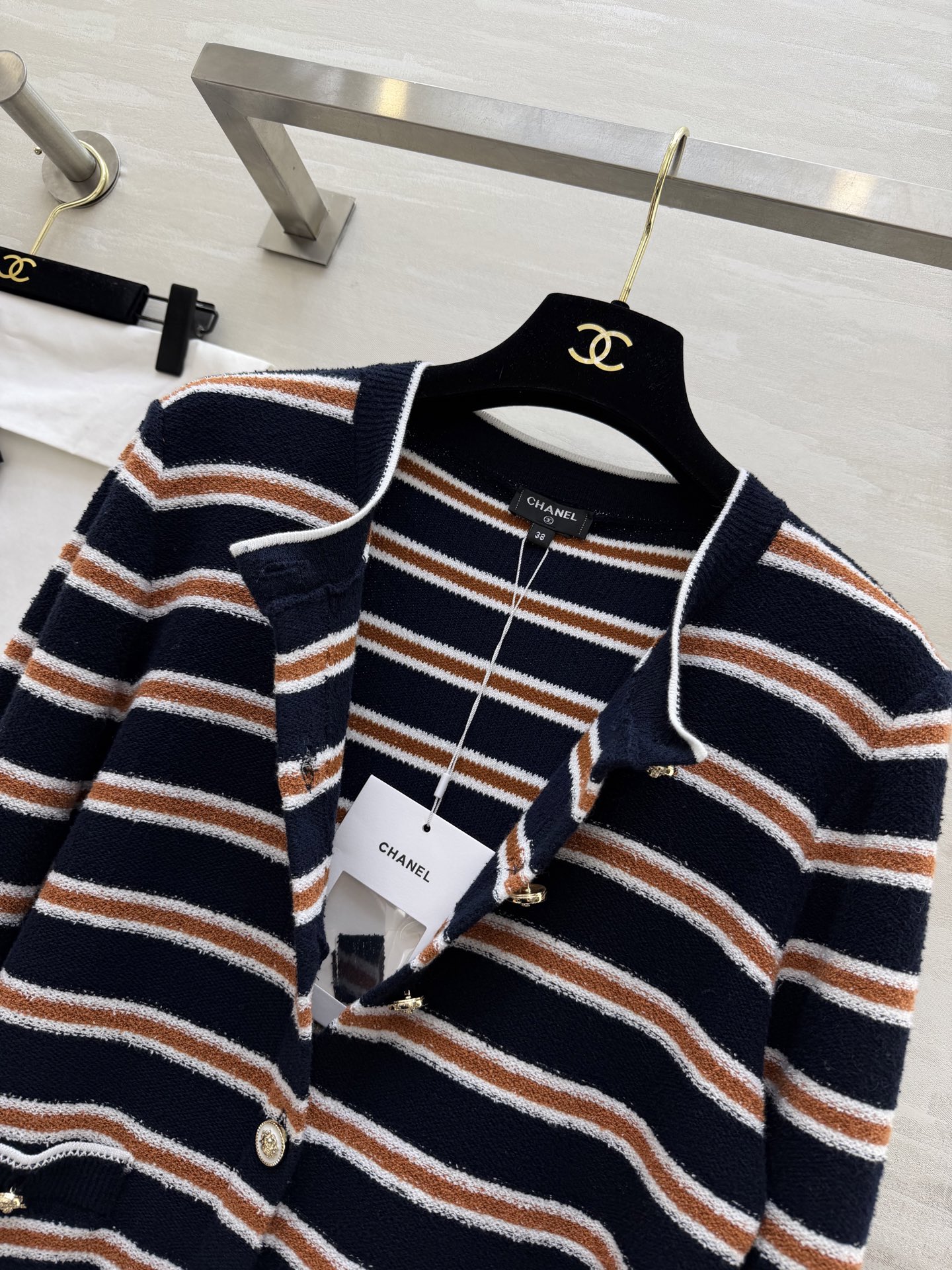 #Chane♡²⁶C早春度假系列条纹针织开衫 白色底配棕黑横条 学院风满满！针织面料柔软亲肤 宽松版型超