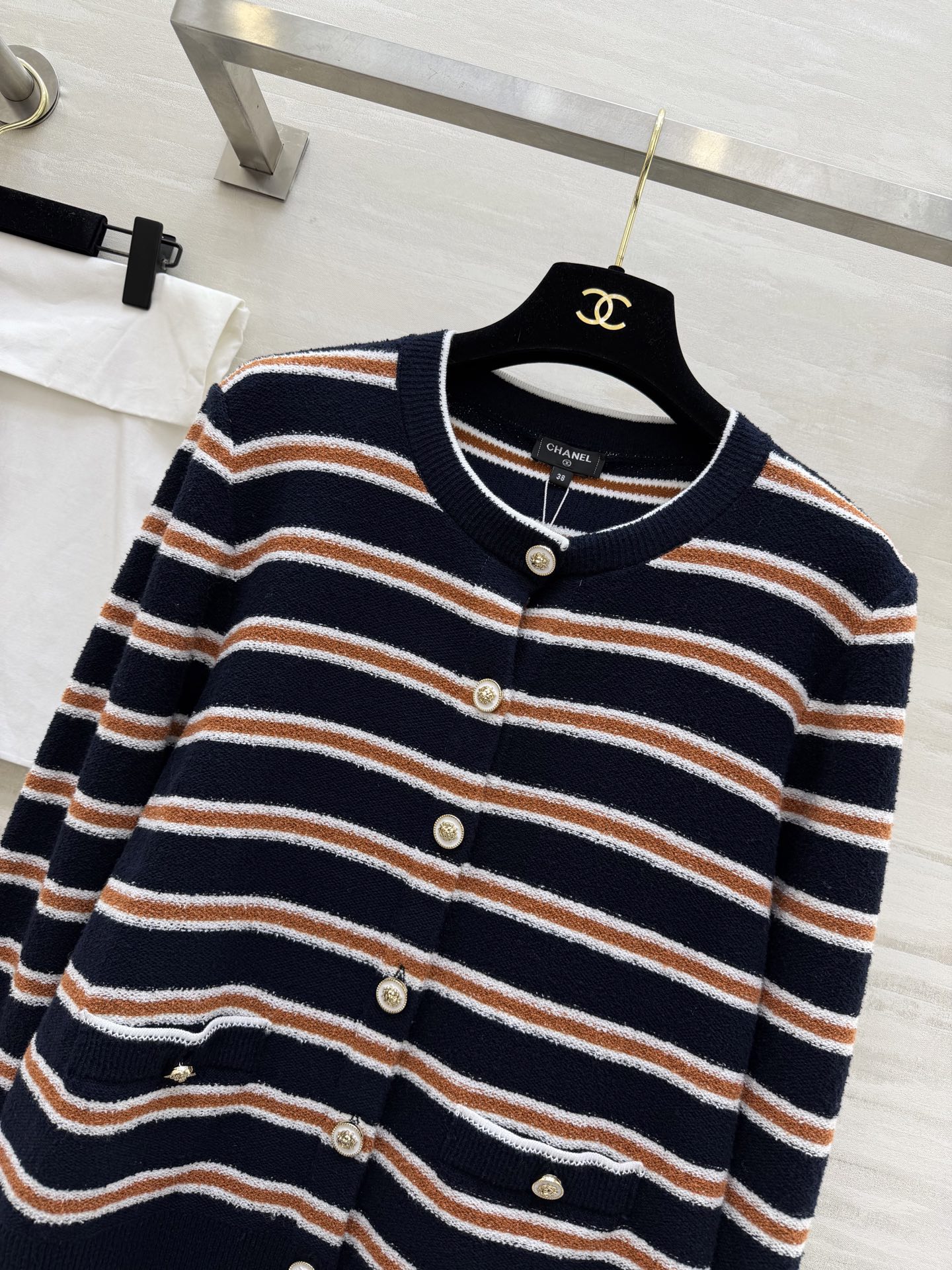 #Chane♡²⁶C早春度假系列条纹针织开衫 白色底配棕黑横条 学院风满满！针织面料柔软亲肤 宽松版型超