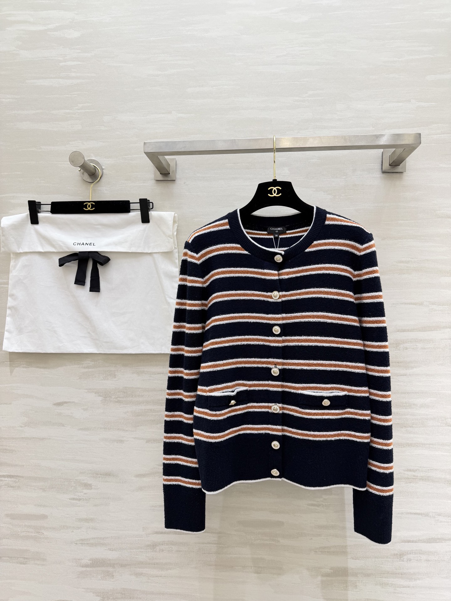 NO:736631,#ChaneC early spring vacation series striped knitted cardigan, white bottom with brown and black horizontal stripes, full of college style!  The knitted fabric is soft and skin-friendly. The loose fit is super casual. It can be easily used in daily life or on vacation. The gold buttons have exquisite details. The texture is online. Original development and customization. Ready for sale. Size 36/38/40,,chanel,19860909#ChaneC早春度假系列条纹针织开衫 白色底配棕黑横条 学院风满满！针织面料柔软亲肤 宽松版型超显随性 日常或度假都能轻松驾驭 金色纽扣细节精致 质感在线 原版开发定制 现货首发size36/38/40,,chanel,,Women's clothing