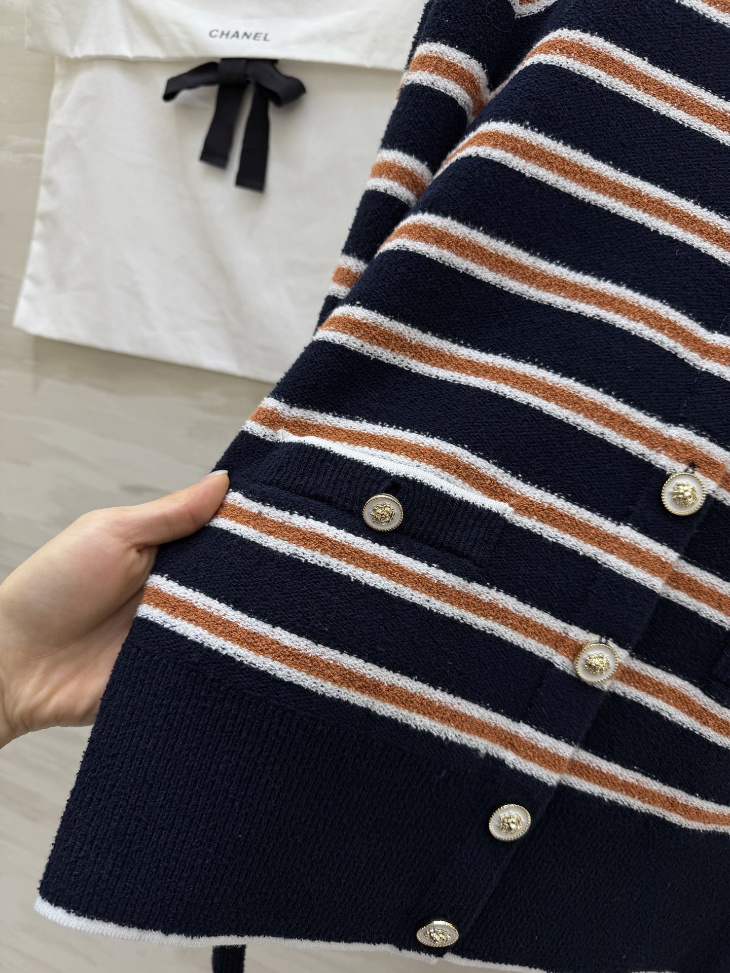 #Chane♡²⁶C早春度假系列条纹针织开衫 白色底配棕黑横条 学院风满满！针织面料柔软亲肤 宽松版型超