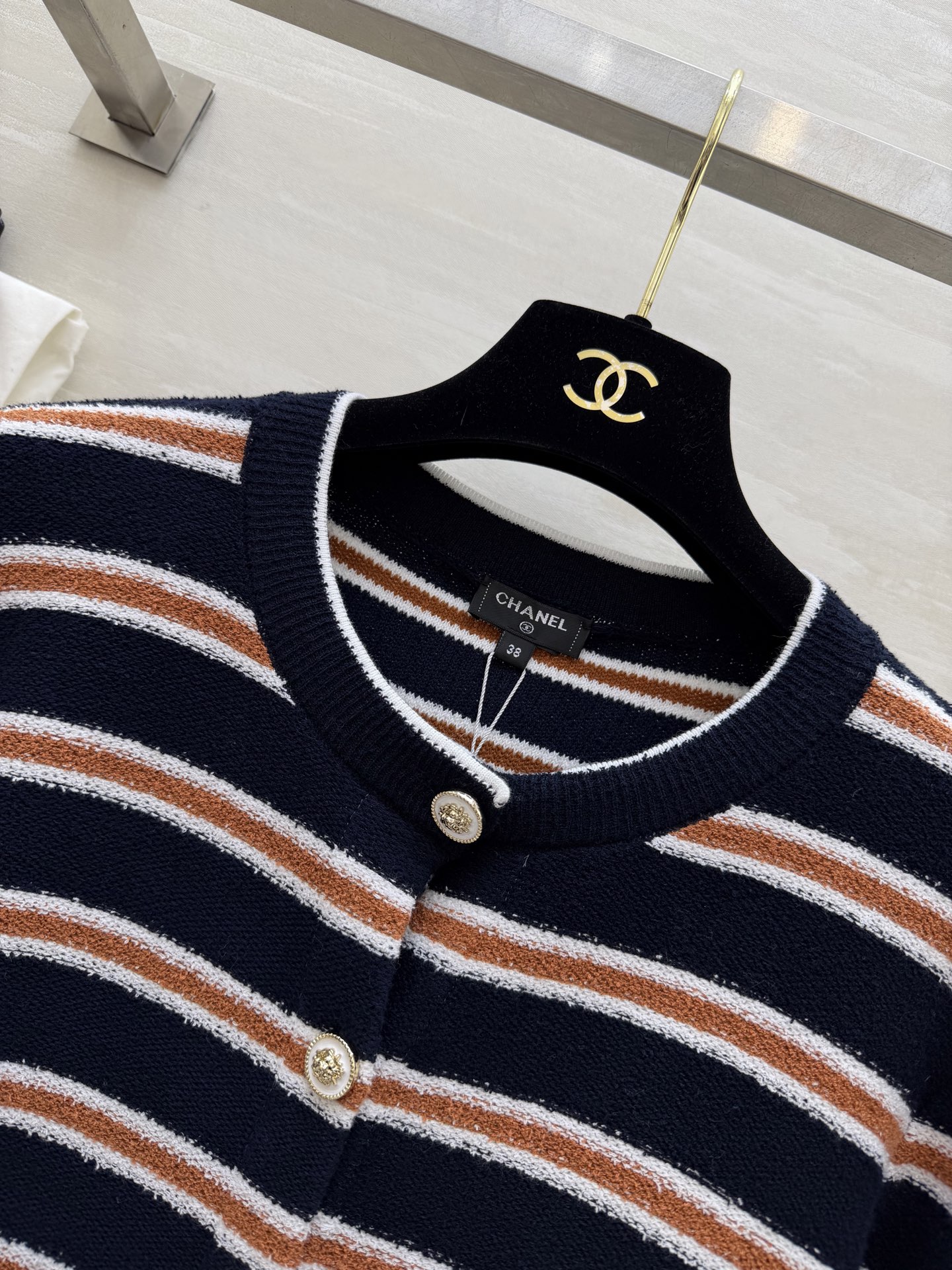 #Chane♡²⁶C早春度假系列条纹针织开衫 白色底配棕黑横条 学院风满满！针织面料柔软亲肤 宽松版型超