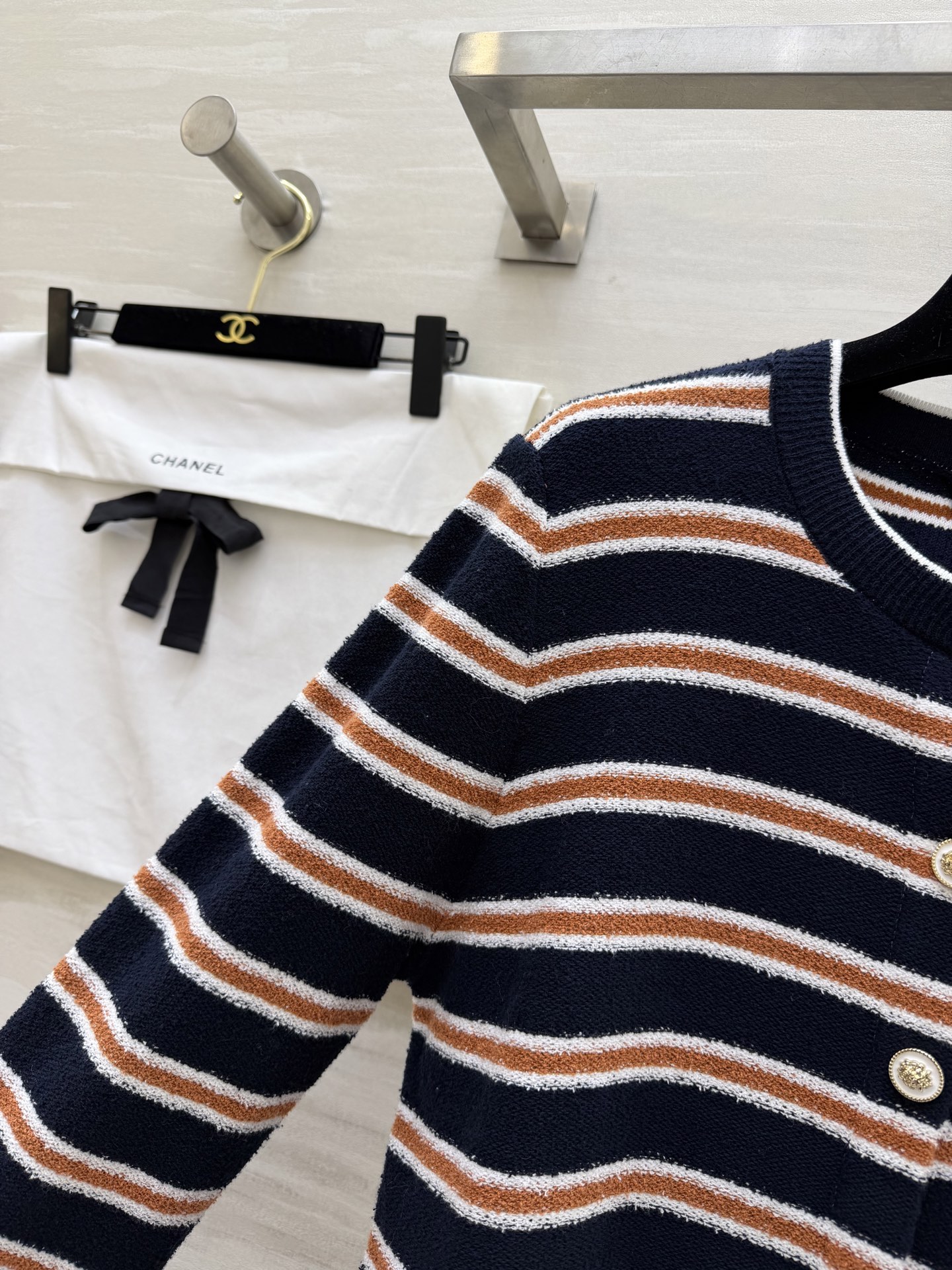 #Chane♡²⁶C早春度假系列条纹针织开衫 白色底配棕黑横条 学院风满满！针织面料柔软亲肤 宽松版型超