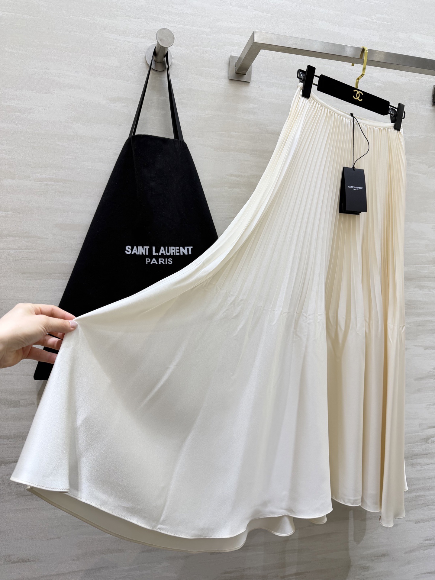 Saint Lauren♡²⁶春夏新款 ysl百褶半裙 定制醋酸混纺面料垂坠感与光泽度满分 裙摆层次丰富