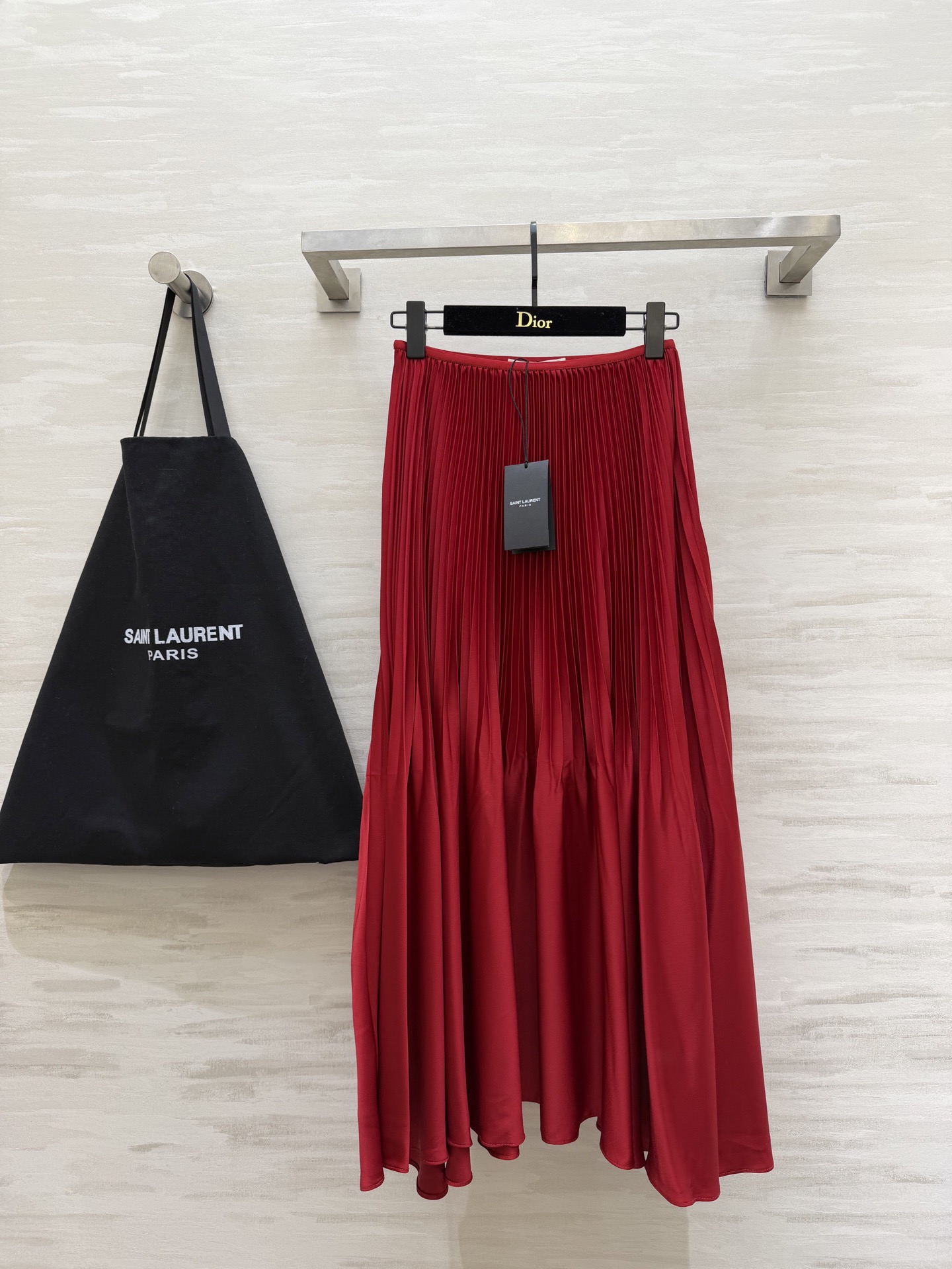 NO:736615,Saint Lauren's new spring and summer ysl pleated skirt. The custom-made acetate blended fabric has perfect drape and gloss. The skirt has rich layers and is elegant and smart. The perfect fit makes the upper body slimmer and elongates the body proportions. In spring and summer, it will be super elegant and high-end with any item!  High-quality customization, available in stock first size S/M/L/XL (M size elastic waist 68, skirt length 89),, saint laurent, saint laurent, skirts,19860909Saint Lauren春夏新款 ysl百褶半裙 定制醋酸混纺面料垂坠感与光泽度满分 裙摆层次丰富 优雅灵动 完美版型上身显瘦又拉长身材比例 春夏搭配任意单品都超大气高级！高品质定制 现货首发sizeS/M/L/XL（M码弹力腰围68,裙长89）,,saint laurent,saint laurent,skirts,,Women's clothing