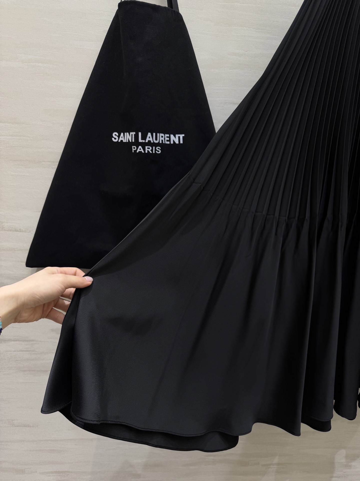 Saint Lauren♡²⁶春夏新款 ysl百褶半裙 定制醋酸混纺面料垂坠感与光泽度满分 裙摆层次丰富