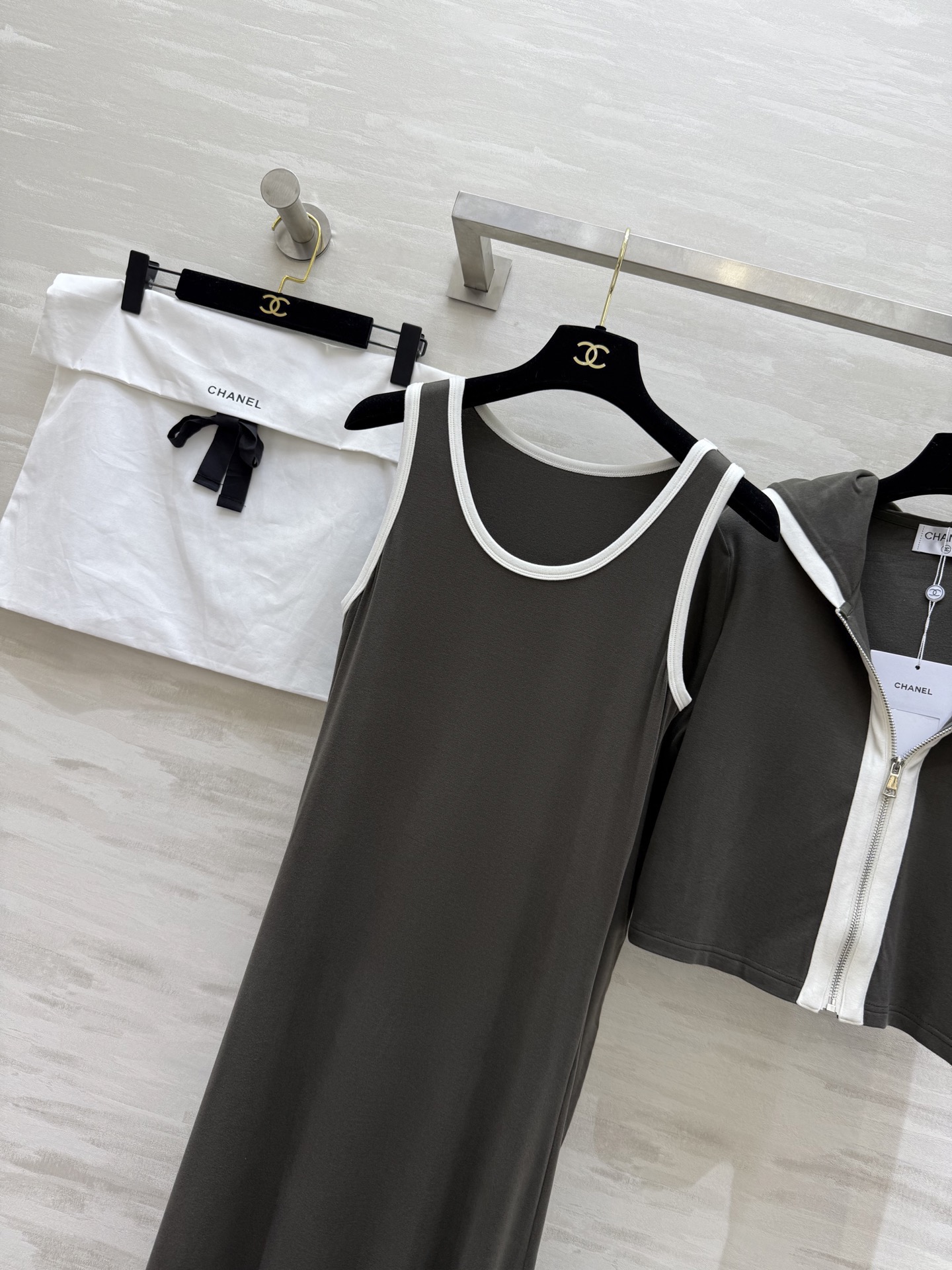 #Chane♡连帽外套➕背心长裙两件套羊毛套装 背心长裙修身显瘦 定制羊毛混纺面料亲肤舒适 高品质定制 