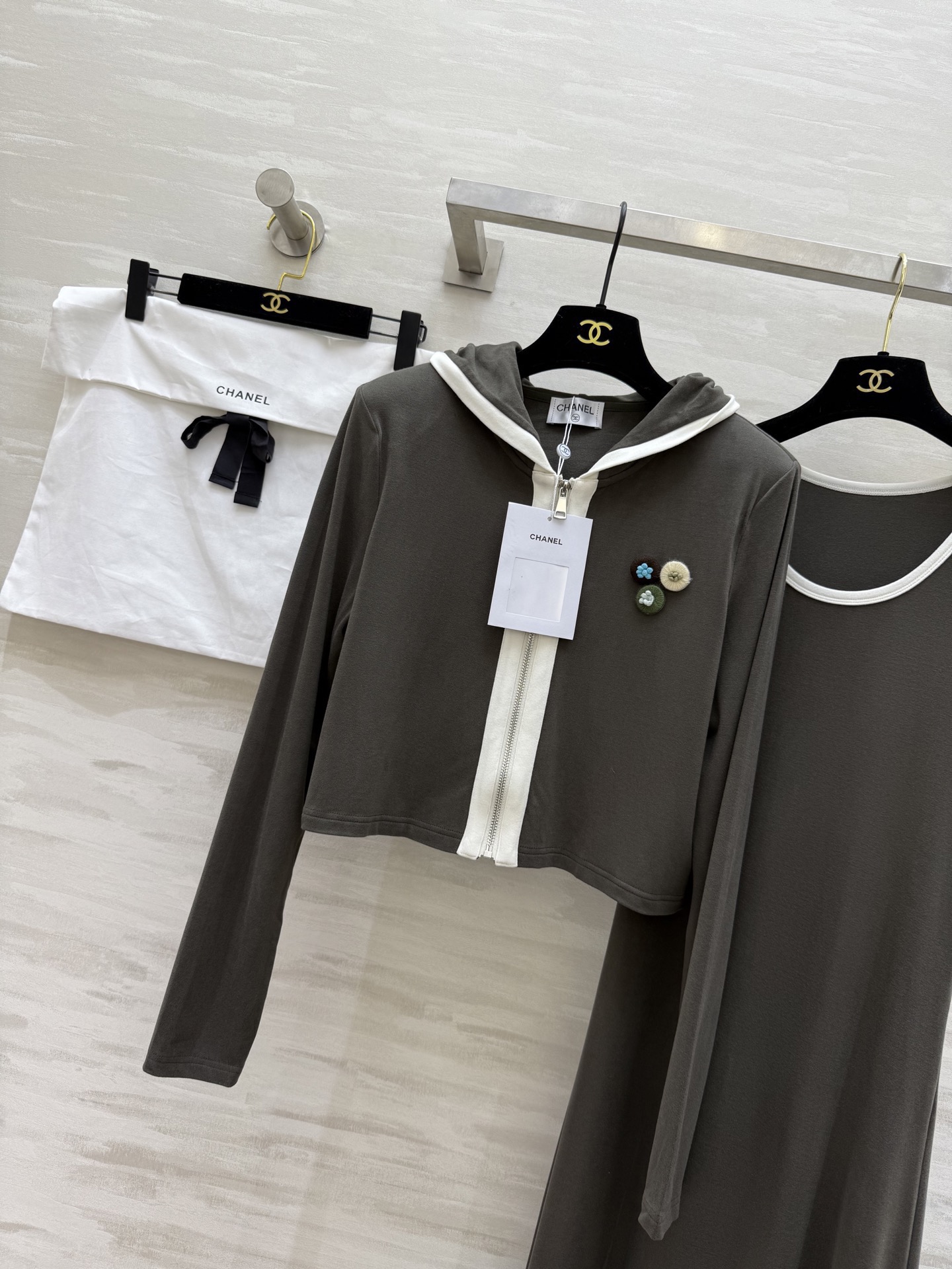 #Chane♡连帽外套➕背心长裙两件套羊毛套装 背心长裙修身显瘦 定制羊毛混纺面料亲肤舒适 高品质定制 