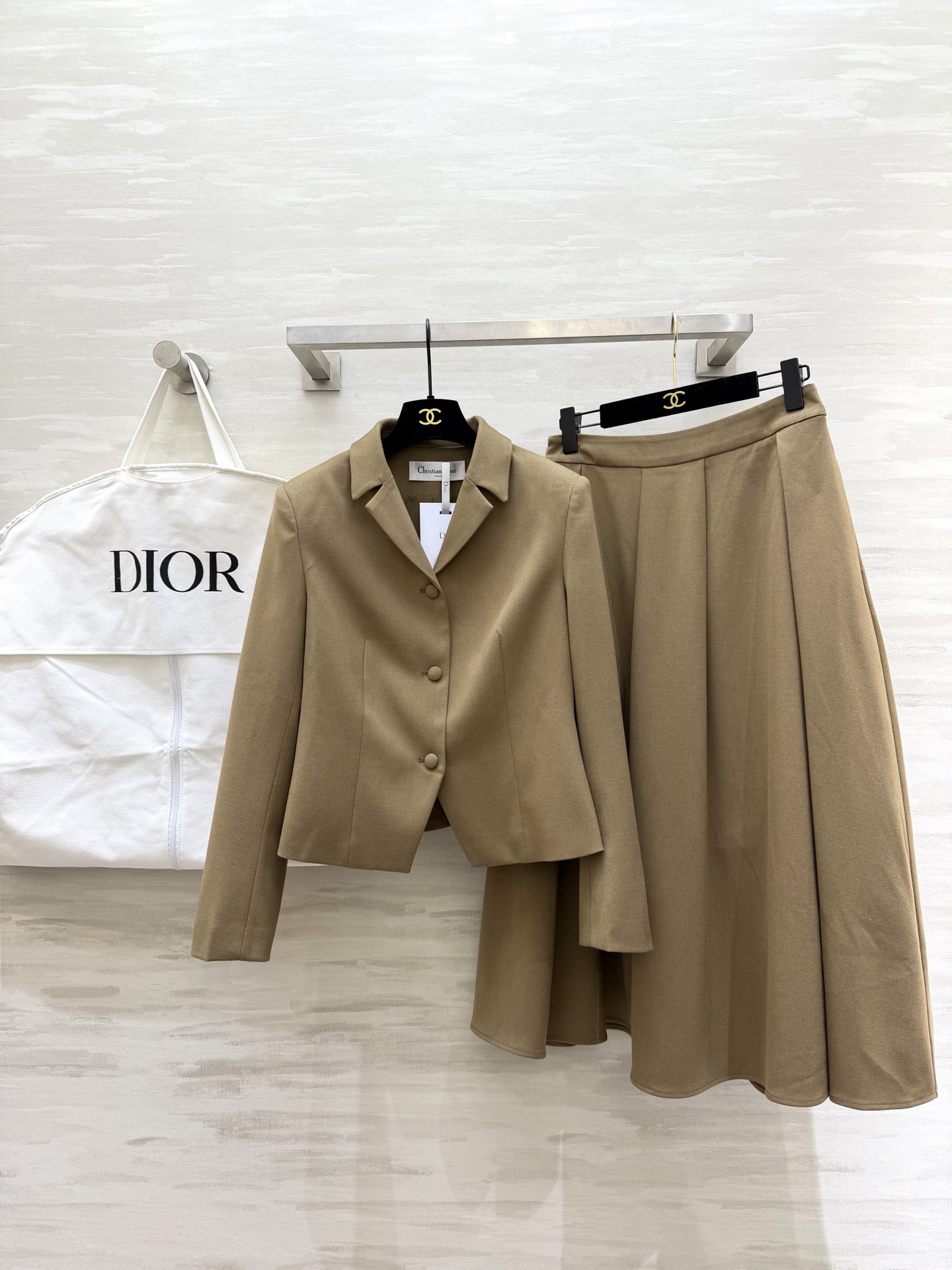 NO:736994,#DIO New Suit Suit Slim-fitting suit jacket + high-waisted long skirt Elegant and high-end coat with gun lapels Three-button design Sharp tailoring Highlights the capable temperament19860909#DIO新款 西装套装 修身西装外套+高腰长裙 优雅高级 外套枪驳领 三粒扣设计 剪裁利落 凸显干练气质 A字伞裙设计走路自带优雅氛围 高品质定制 现货首发sizeS/M/L/XL（M码肩宽38,胸围96,衣长54,半裙腰围70,裙长82）,,dior,skirts,jackets & coats,business suit,,Women's clothing