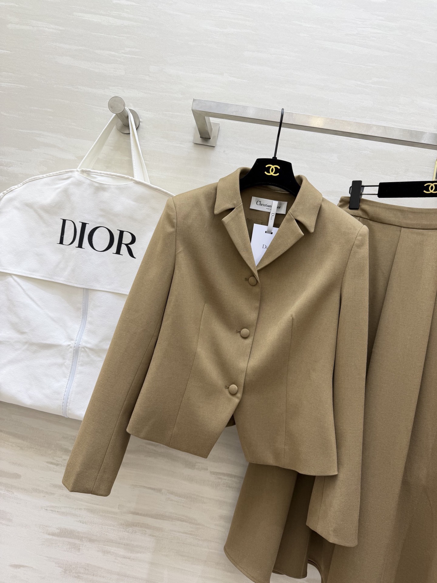 #DIO♡²⁶新款 西装套装​​ 修身西装外套+高腰长裙 优雅高级 外套枪驳领 三粒扣设计 剪裁利落 凸