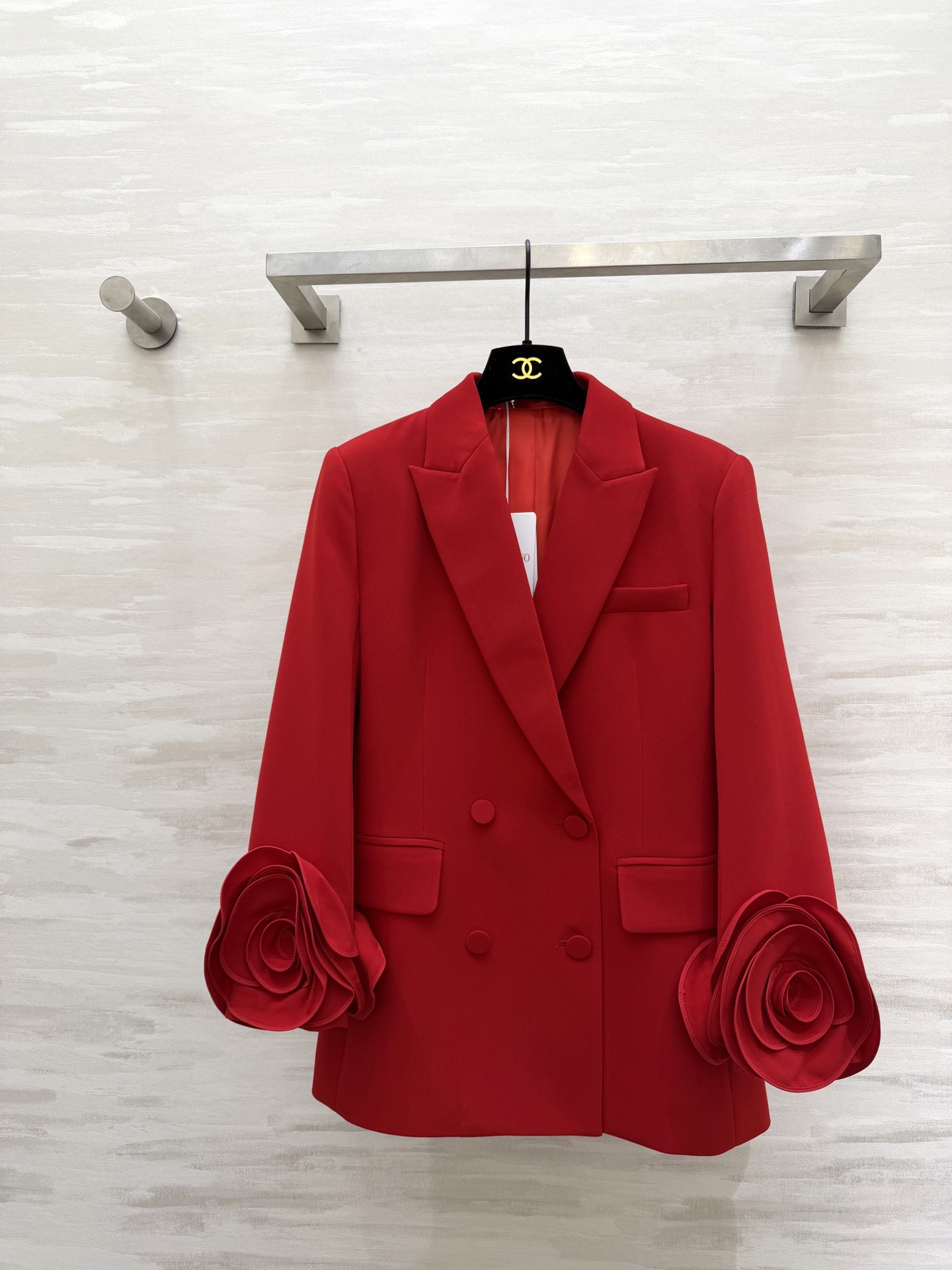 NO:736987,#Valentin New style Pure handmade three-dimensional flowers Wool suit jacket Heavy handmade three-dimensional rose sleeves The design is sweet and cool Heavy craftsmanship customized black low-key luxury Three-dimensional flower details are exquisite and romantic Decent and elegant yet feminine Three-dimensional tailoring version is slim and elegant Elegant and stylish High-quality customization Available in stock first size S/M/L/XL (S size shoulder width 39, bust 90, length 76),, valentino, jackets & coats, business suit,19860909#Valentin新款 纯手工立体花朵 羊毛西装外套 重工手工立体玫瑰花袖 设计又甜又酷 重工艺定制黑低调奢华 立体花朵细节精致浪漫 得体大方又少不了女人味 立体剪裁版型显瘦大气 优雅有型 高品质定制 现货首发sizeS/M/L/XL（S码肩宽39,胸围90,衣长76）,,valentino,jackets & coats,business suit,,Women's clothing