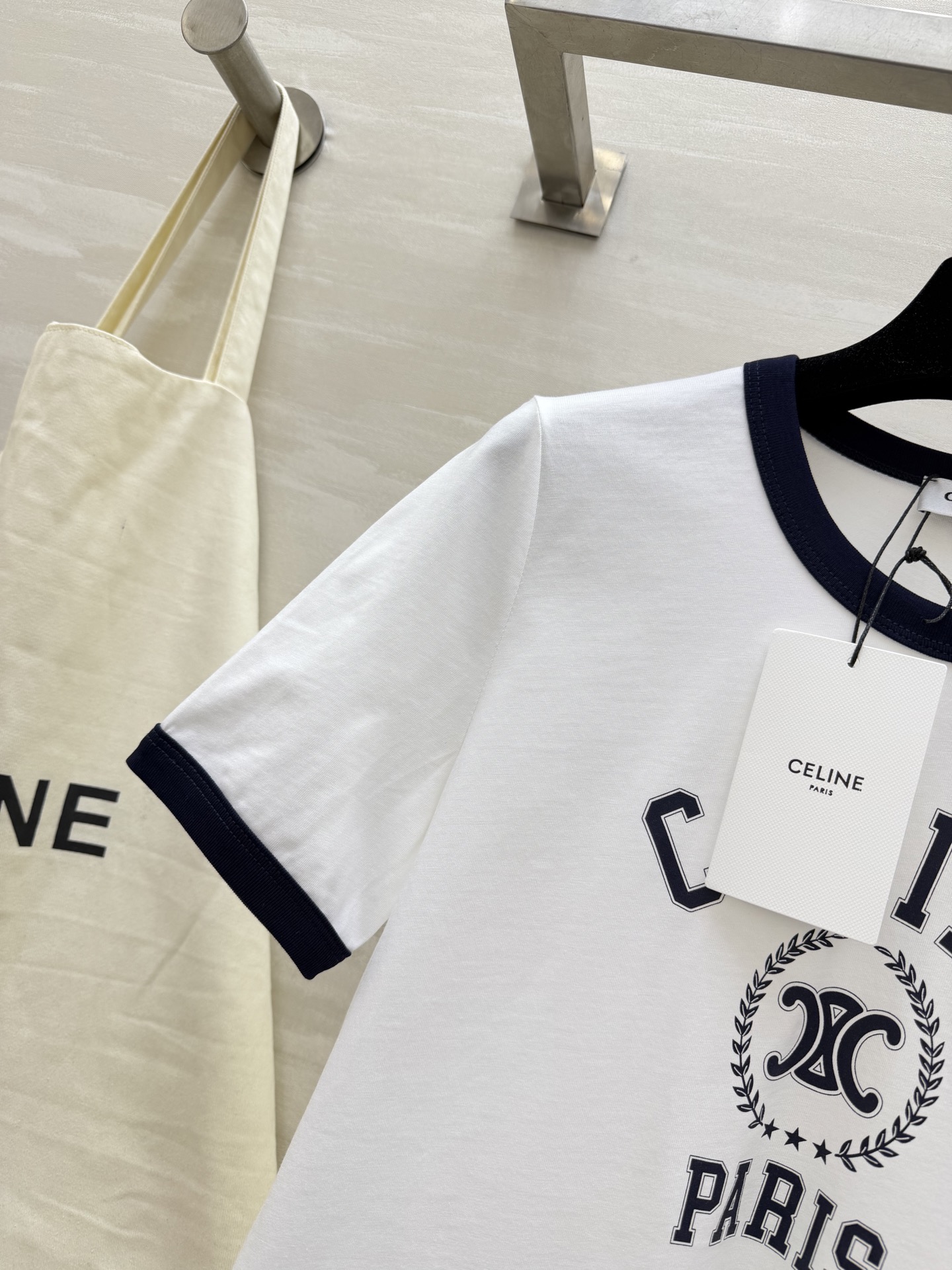 #Celin²⁶春夏新款 复古撞色T恤｜永不过时的法式经典 撞色包边勾勒利落线条 凯旋门印花低调又高级 