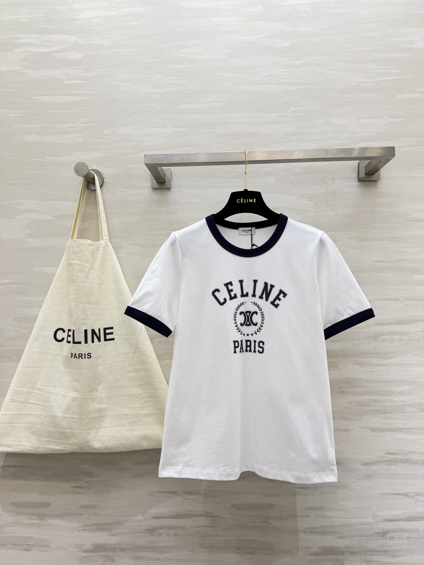 NO:736975,#Celin Spring and Summer New Style Retro Contrast Color T-shirt | Timeless French classic Contrast color edging outlines neat lines Arc de Triomphe print is low-key yet high-end Three colors are available to suit different styles!  Wearing alone is refreshing and casual. Stacking knitted cardigans adds more layers. Easily and effortlessly fashionable. High-quality customization. Available in stock first size S/M/L (S size shoulder width 36, bust 88, length 60),,celine,tees,t-shirt,19860909#Celin春夏新款 复古撞色T恤｜永不过时的法式经典 撞色包边勾勒利落线条 凯旋门印花低调又高级 三色可选适配不同风格！单穿清爽随性 叠穿针织开衫更显层次 轻松拿捏不费力的时髦感 高品质定制 现货首发sizeS/M/L（s码肩宽36,胸围88,衣长60）,,celine,tees，t-shirt,,Women's clothing