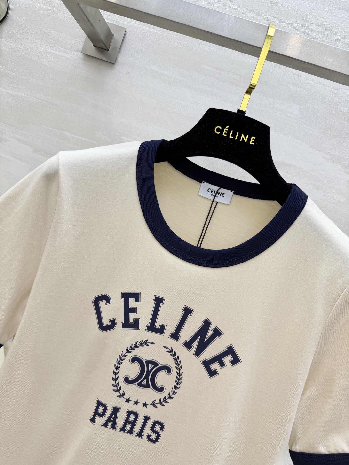 #Celin²⁶春夏新款 复古撞色T恤｜永不过时的法式经典 撞色包边勾勒利落线条 凯旋门印花低调又高级 