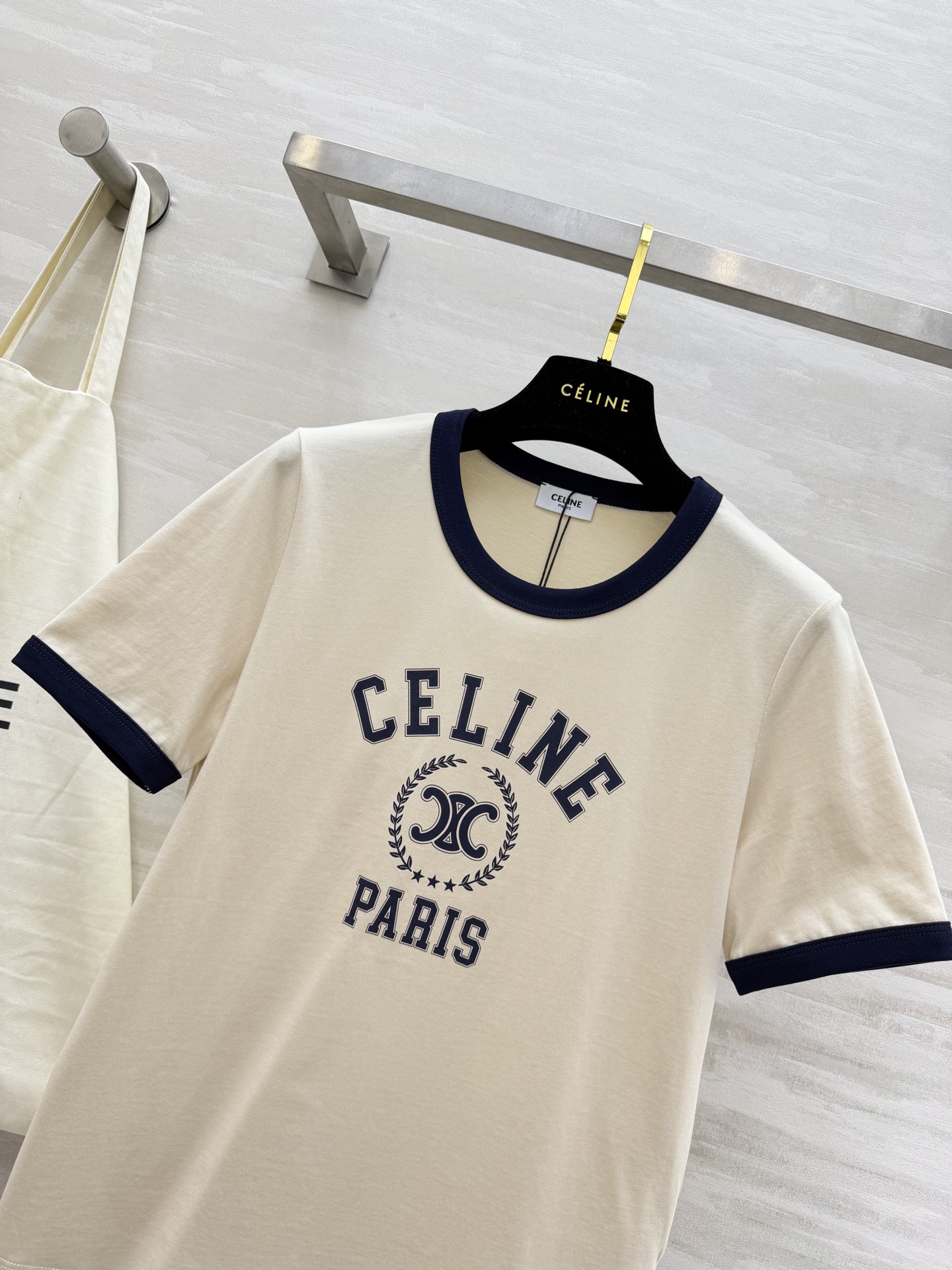 #Celin²⁶春夏新款 复古撞色T恤｜永不过时的法式经典 撞色包边勾勒利落线条 凯旋门印花低调又高级 