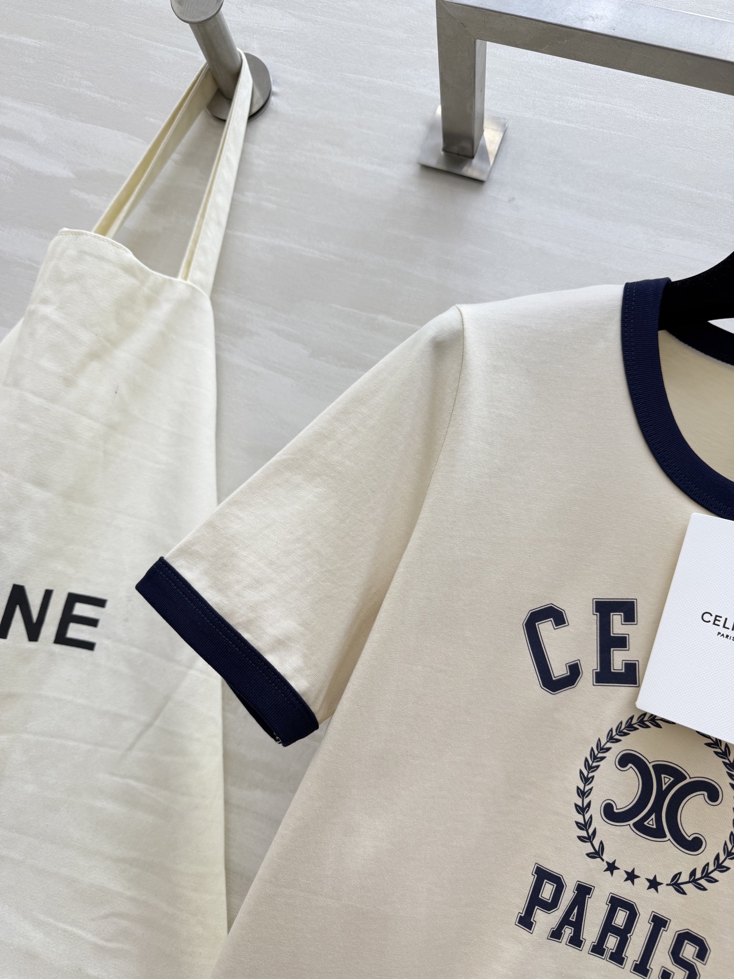 #Celin²⁶春夏新款 复古撞色T恤｜永不过时的法式经典 撞色包边勾勒利落线条 凯旋门印花低调又高级 