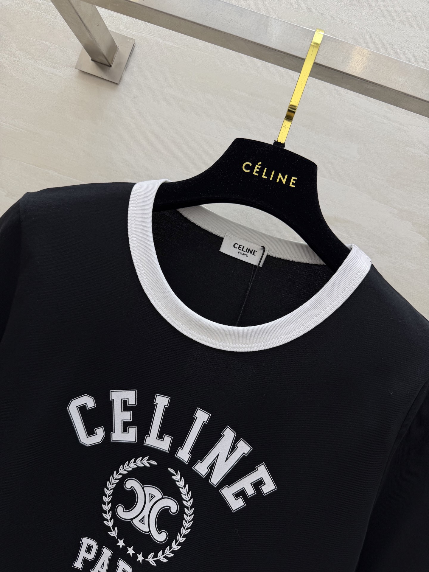 #Celin²⁶春夏新款 复古撞色T恤｜永不过时的法式经典 撞色包边勾勒利落线条 凯旋门印花低调又高级 