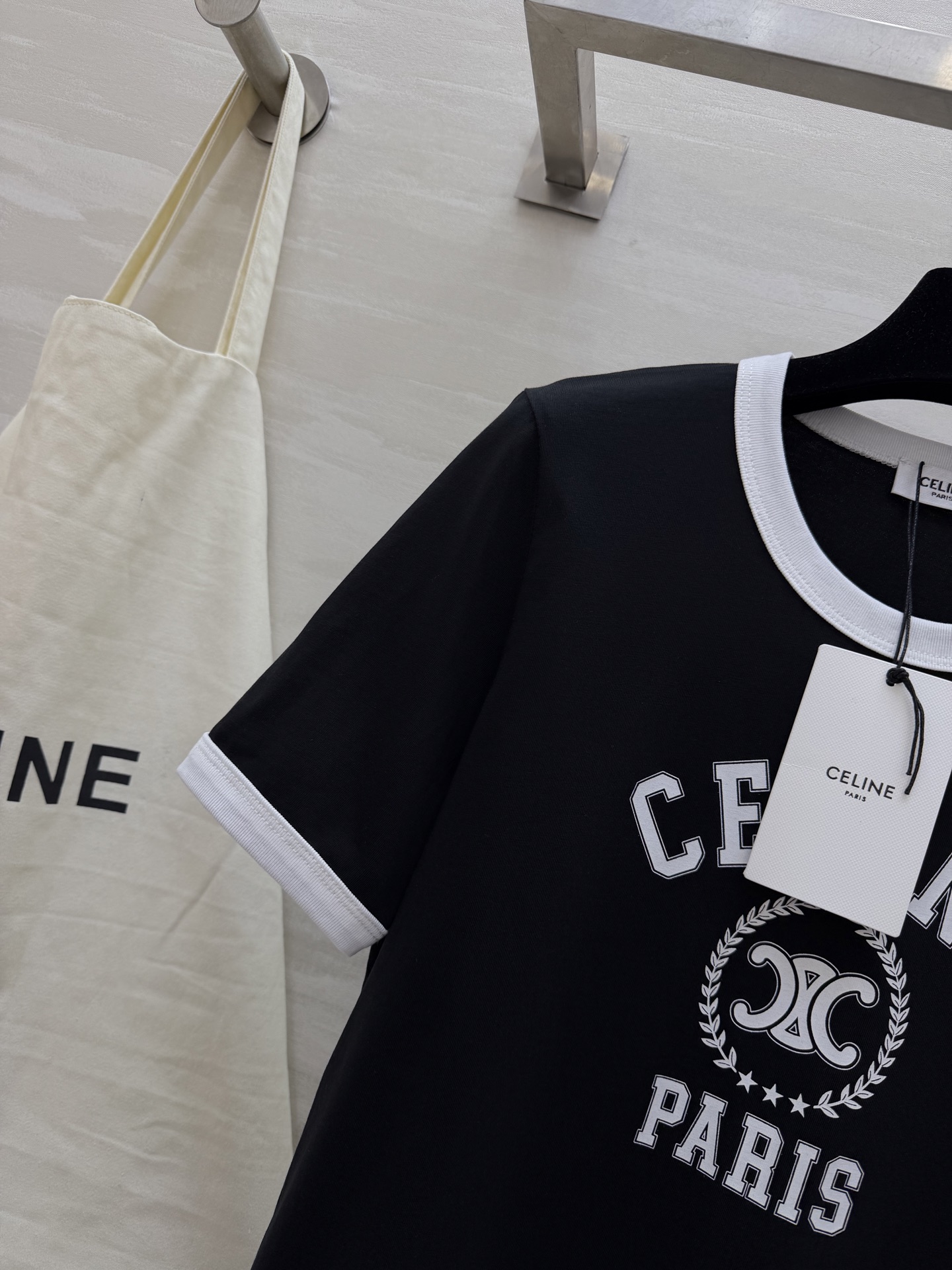 #Celin²⁶春夏新款 复古撞色T恤｜永不过时的法式经典 撞色包边勾勒利落线条 凯旋门印花低调又高级 