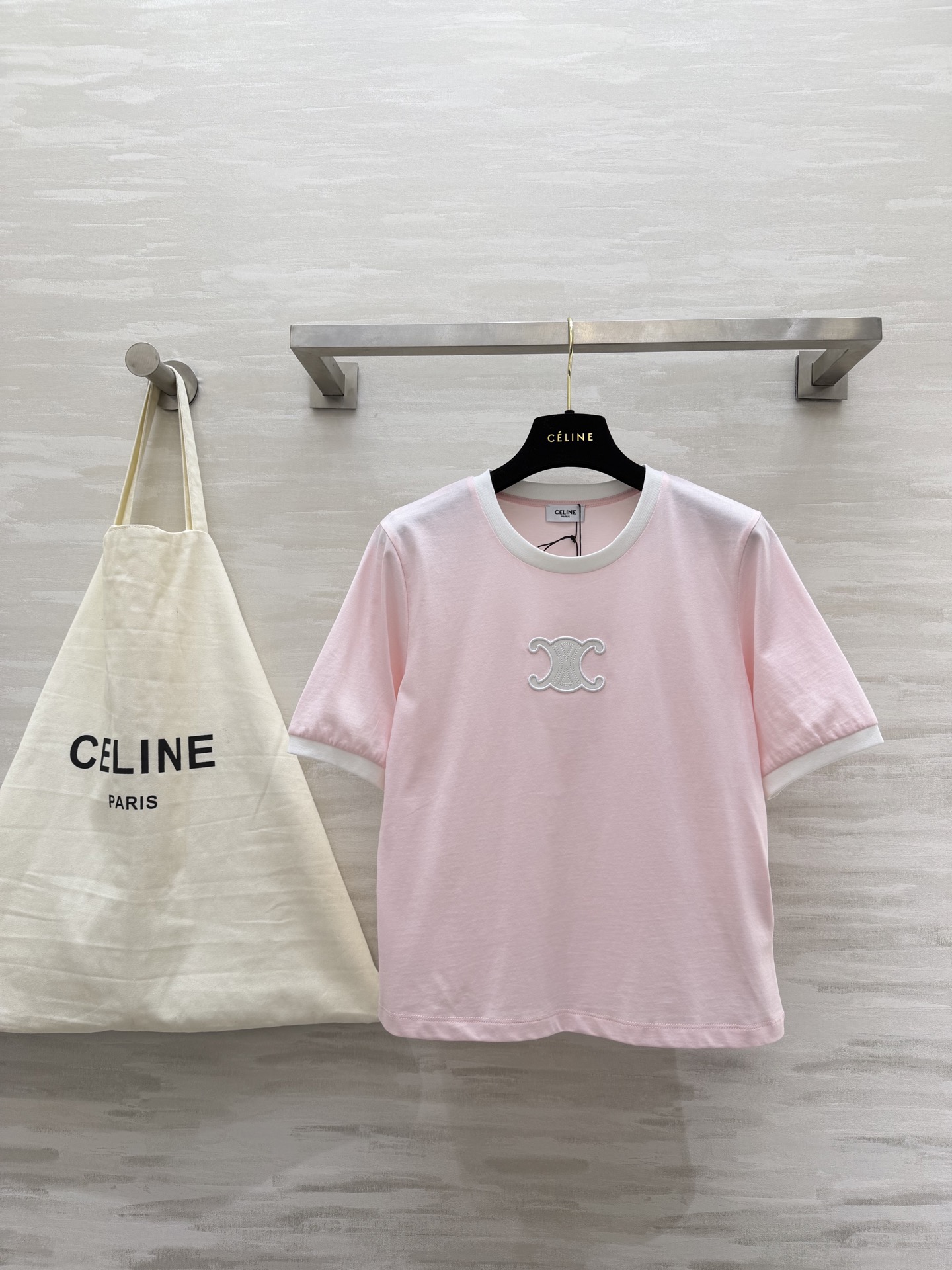NO:736971,#Celin spring and summer limited edition contrast color T-shirt | Wear spring on your body Cherry blossom pink is gentle and healing, baby blue is refreshing and age-reducing. Two colors are available to suit different styles. White binding outlines neat lines. Three-dimensional Arc de Triomphe embroidery highlights texture. Pure cotton fabric is breathable and skin-friendly. Refreshing and casual. Effortlessly fashionable. High-quality customization.  Available in stock first size S/M/L (M size shoulder width 37, bust 90, length 55, celine, tees, t-shirt,19860909#Celin春夏限定撞色T恤｜把春天穿在身上 樱花粉温柔治愈 baby蓝清爽减龄 双色可选适配不同风格 白色包边勾勒利落线条 立体凯旋门刺绣彰显质感 纯棉面料透气亲肤 清爽随性 轻松拿捏不费力的时髦感 高品质定制 现货首发sizeS/M/L（M码肩宽37,胸围90,衣长55,,celine,tees，t-shirt,,Women's clothing