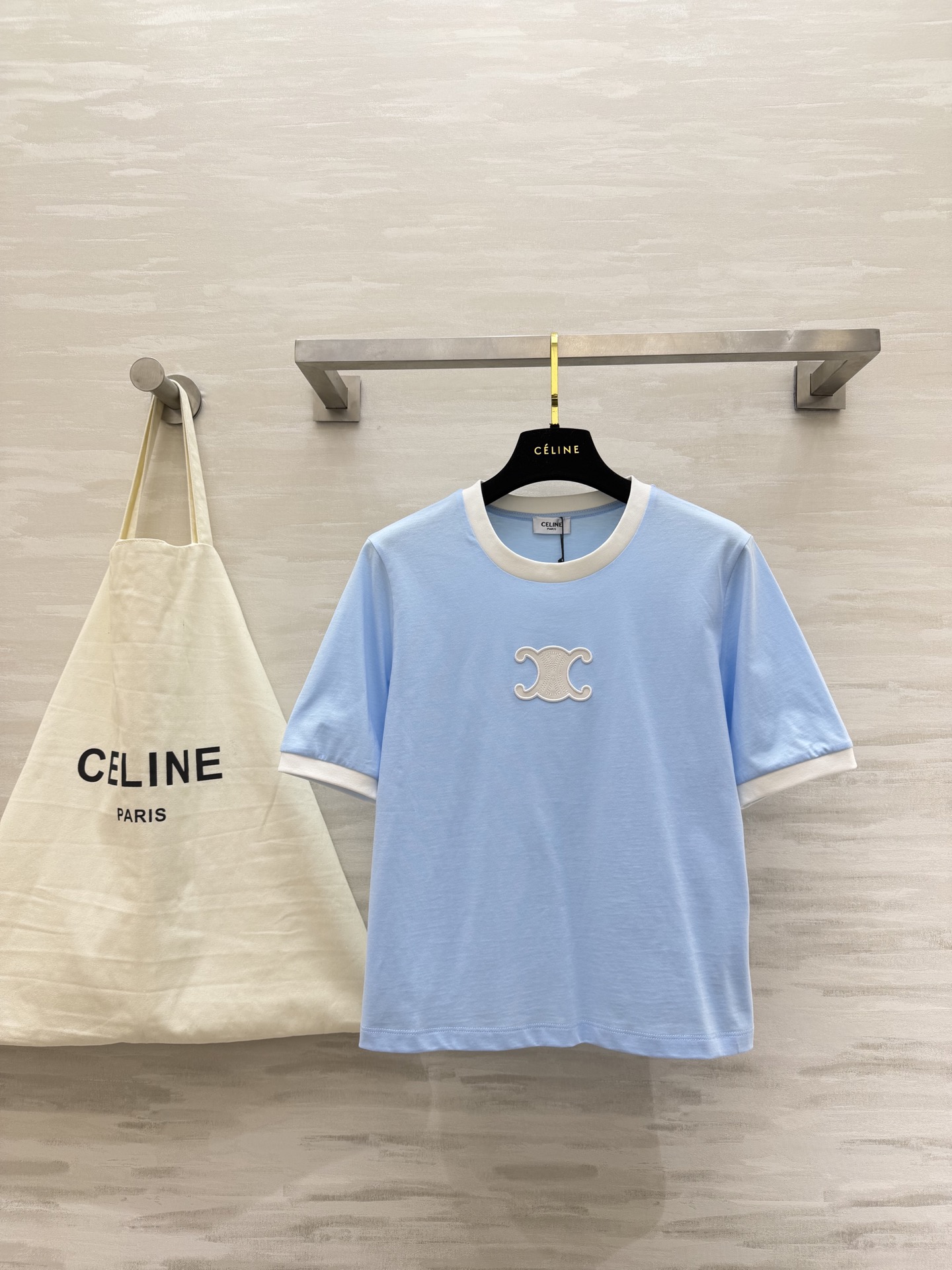 NO:736966,#Celin spring and summer limited edition contrast color T-shirt | Wear spring on your body Cherry blossom pink is gentle and healing, baby blue is refreshing and age-reducing. Two colors are available to suit different styles. White binding outlines neat lines. Three-dimensional Arc de Triomphe embroidery highlights texture. Pure cotton fabric is breathable and skin-friendly. Refreshing and casual. Effortlessly fashionable. High-quality customization.  The first available sizes are S/M/L (shoulder width 37, bust 90, length 55), celine, tees, t-shirt,19860909#Celin春夏限定撞色T恤｜把春天穿在身上 樱花粉温柔治愈 baby蓝清爽减龄 双色可选适配不同风格 白色包边勾勒利落线条 立体凯旋门刺绣彰显质感 纯棉面料透气亲肤 清爽随性 轻松拿捏不费力的时髦感 高品质定制 现货首发sizeS/M/L（M码肩宽37,胸围90,衣长55）,,celine,tees，t-shirt,,Women's clothing