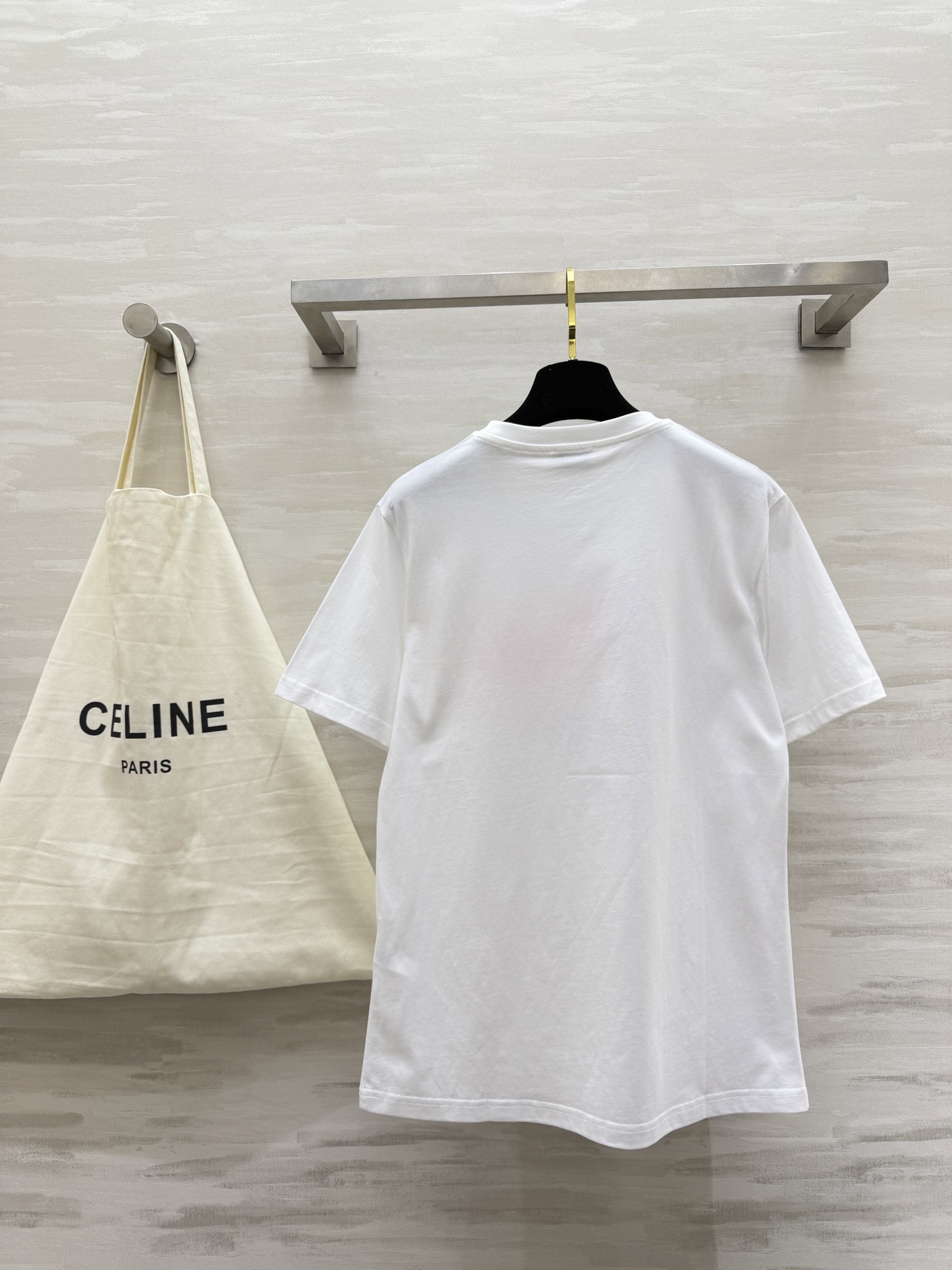 #Celin♡²⁶春夏新款字母T恤🤍 软雾奶白 高级感拉满！经典的品牌字母印花 简约而不失格调 外层则是