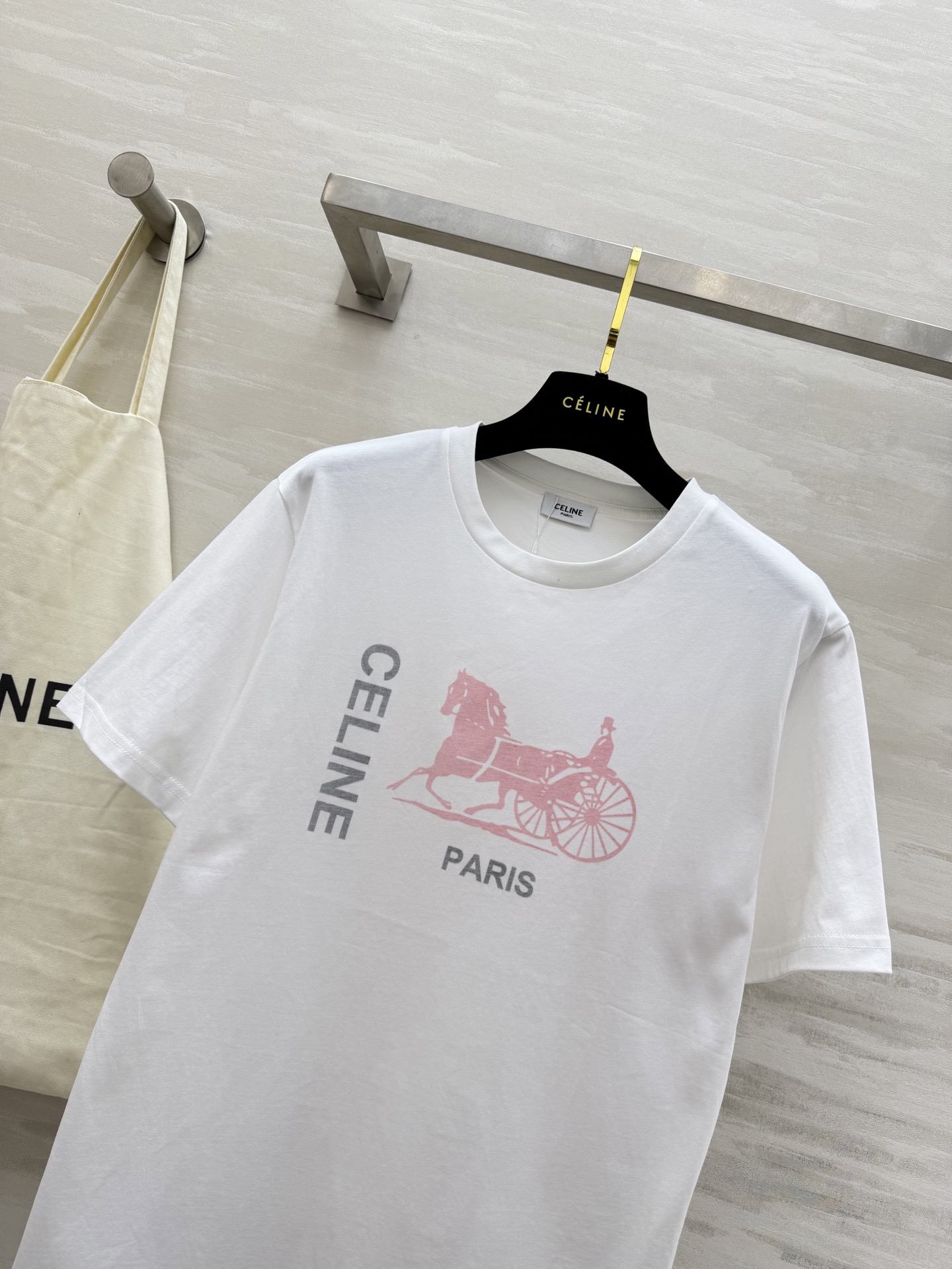 #Celin♡²⁶春夏新款字母T恤🤍 软雾奶白 高级感拉满！经典的品牌字母印花 简约而不失格调 外层则是